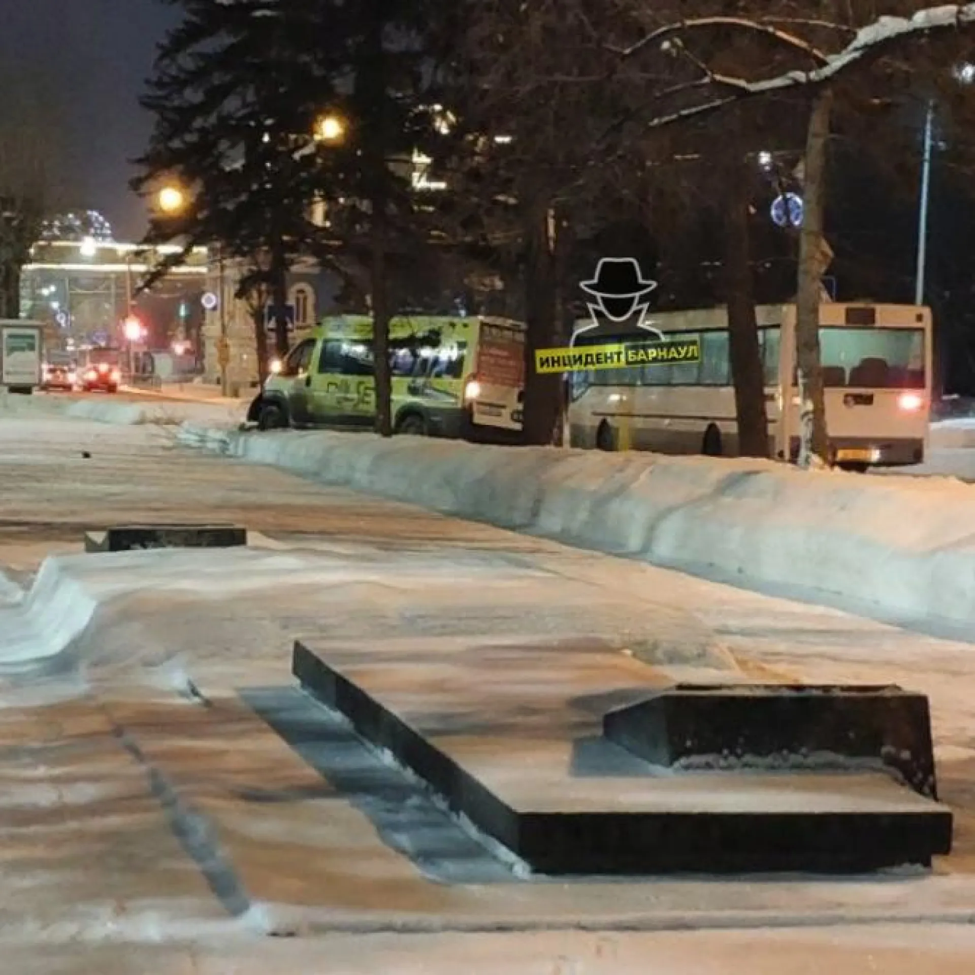 Фото: маршрутка въехала в дерево в Барнауле Фото: маршрутка въехала в дерево в Барнауле