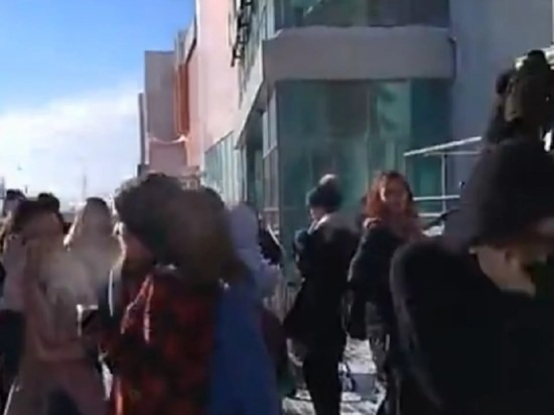 Очевидцы сняли на видео эвакуацию из барнаульского ТРЦ