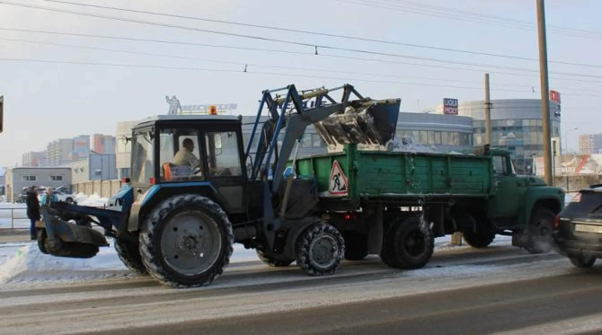 Почти 2,5 тыс. кубометров снега вывезли с улиц Барнаула за ночь