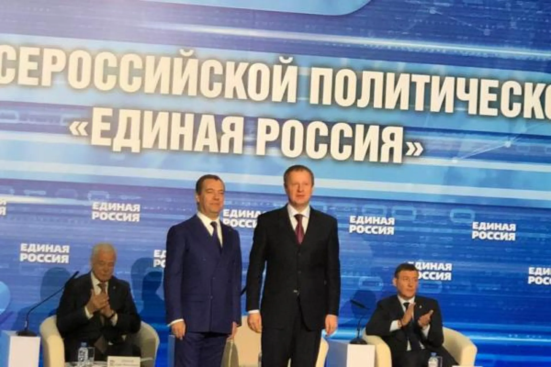Дмитрий Медведев вручил Виктору Томенко партийный билет Дмитрий Медведев вручил Виктору Томенко партийный билет