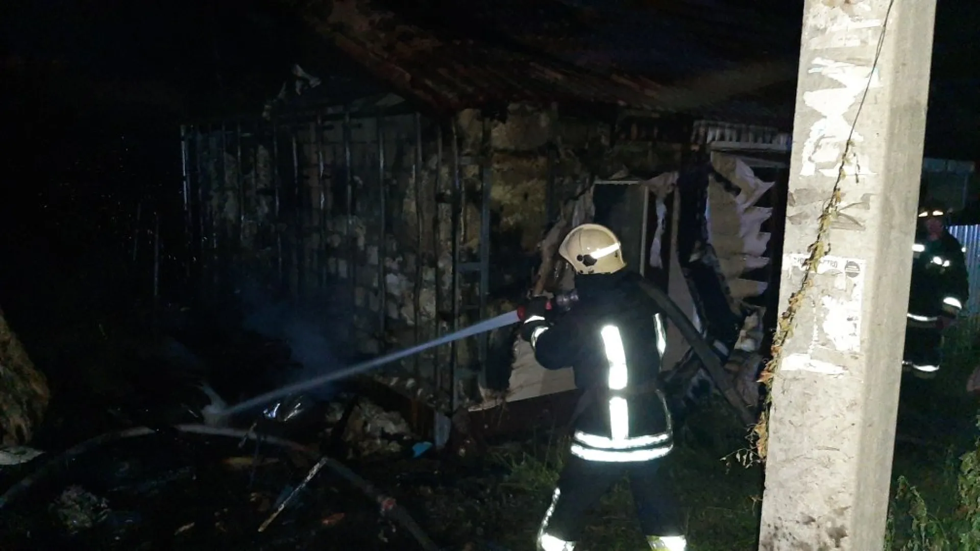 Двух барнаульцев спасли на пожаре в частном секторе Двух барнаульцев спасли на пожаре в частном секторе