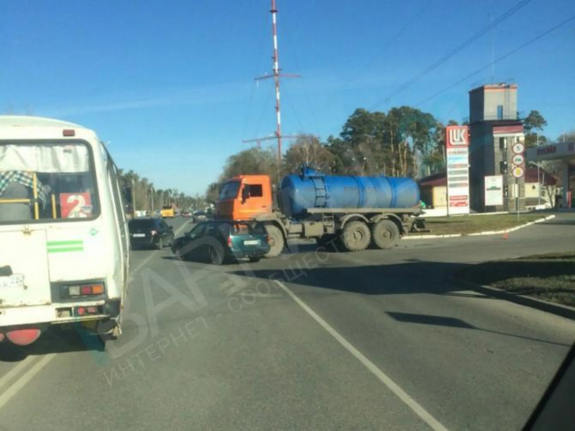 Автоцистерна протаранила легковой автомобиль в Барнауле