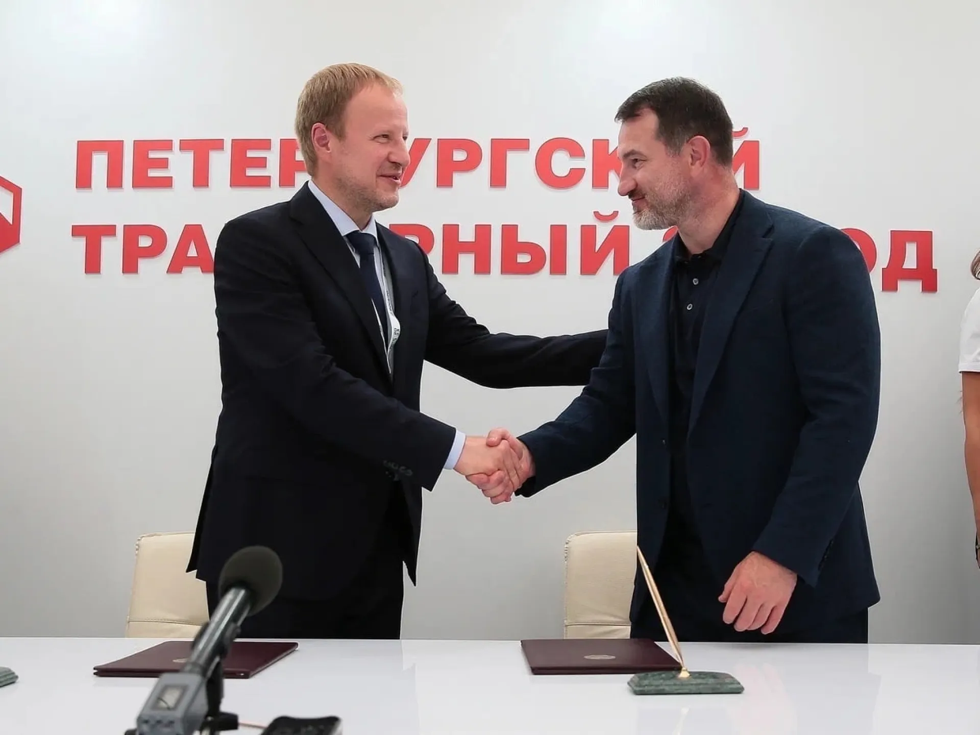 Виктор Томенко подписал соглашение о социально-экономическом партнерстве с Петербургским тракторным заводом