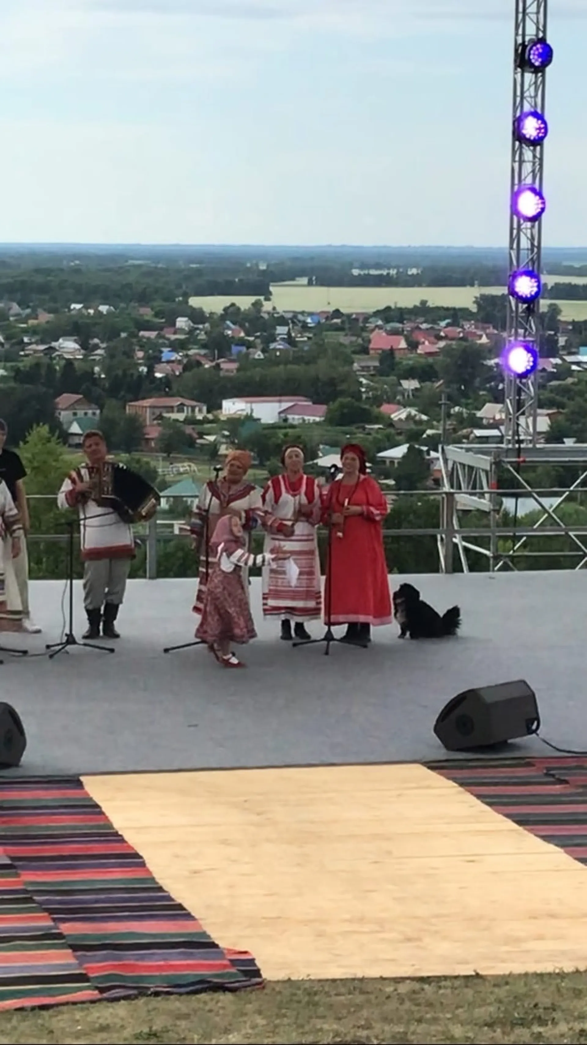 Артистичный пёс ворвался на сцену во время церемонии закрытия «Шукшинских дней на Алтае»