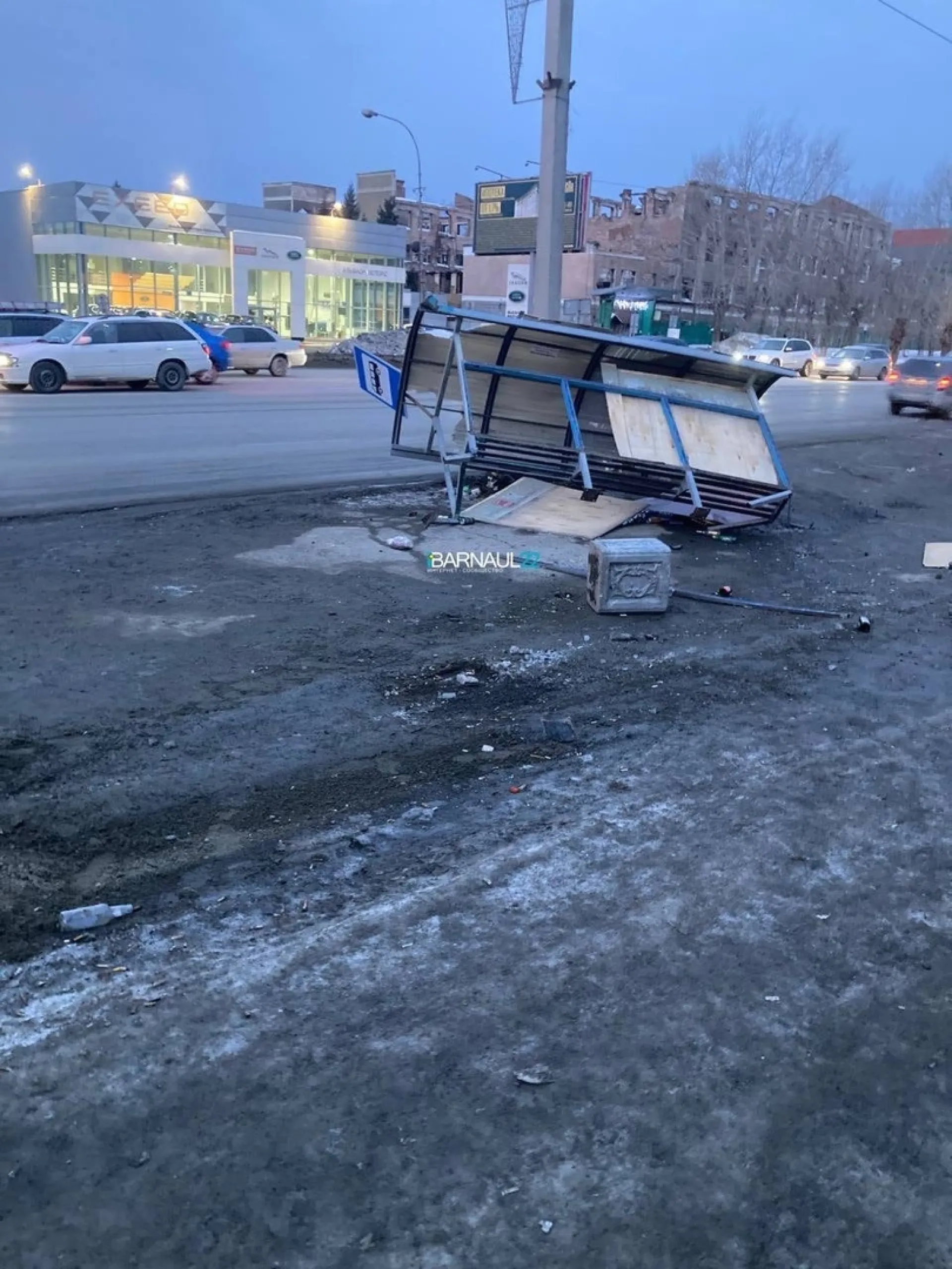 Автобусную остановку сдуло в Барнауле Автобусную остановку сдуло в Барнауле