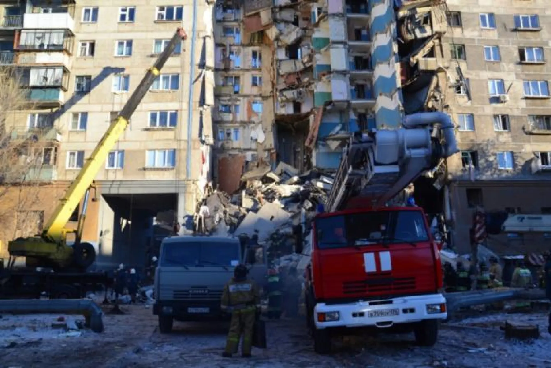 Восемь погибших обнаружено в руинах многоэтажного дома после взрыва газа в Магнитогорске 