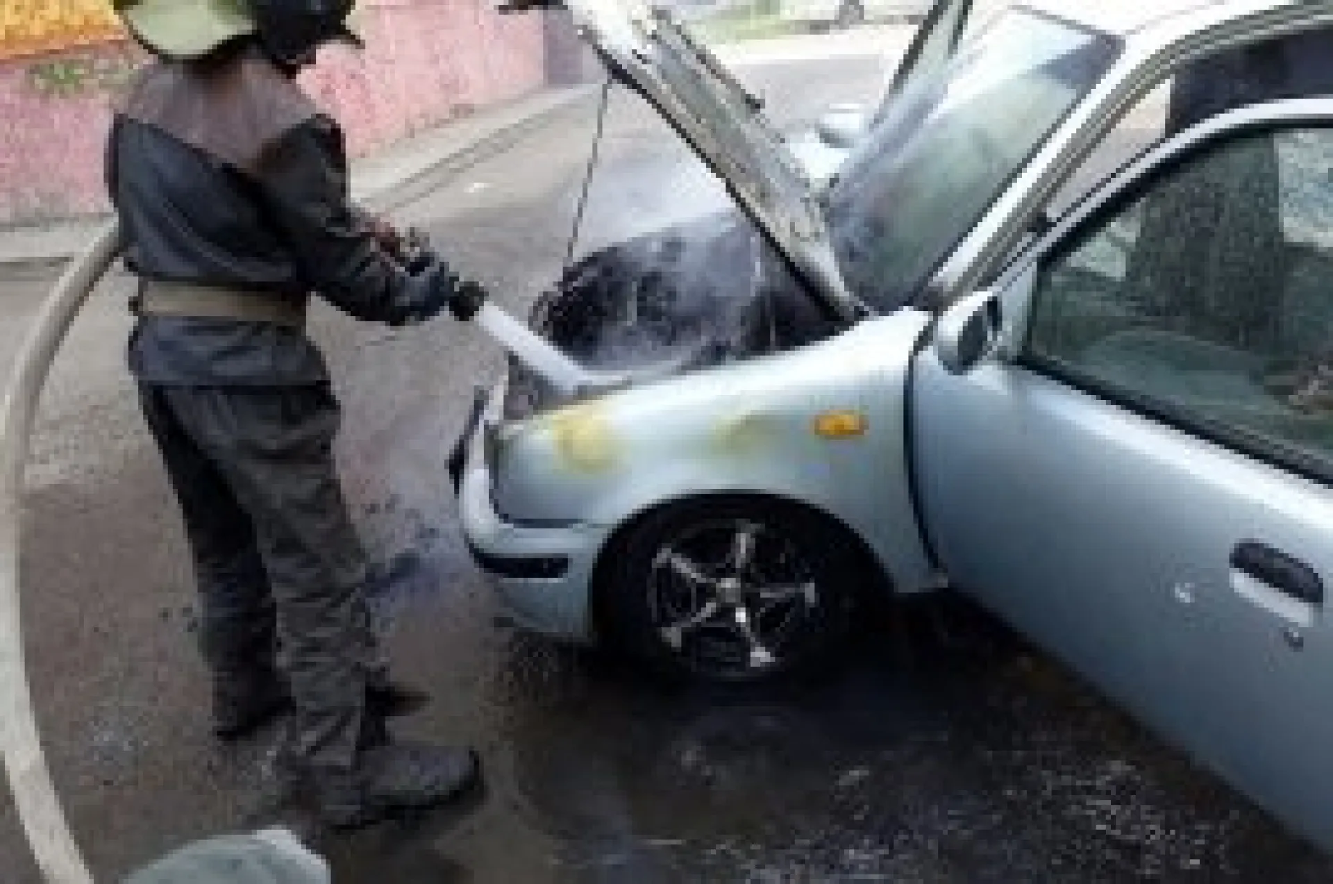 Автомобиль в Барнауле тушили 7 пожарных Автомобиль в Барнауле тушили 7 пожарных
