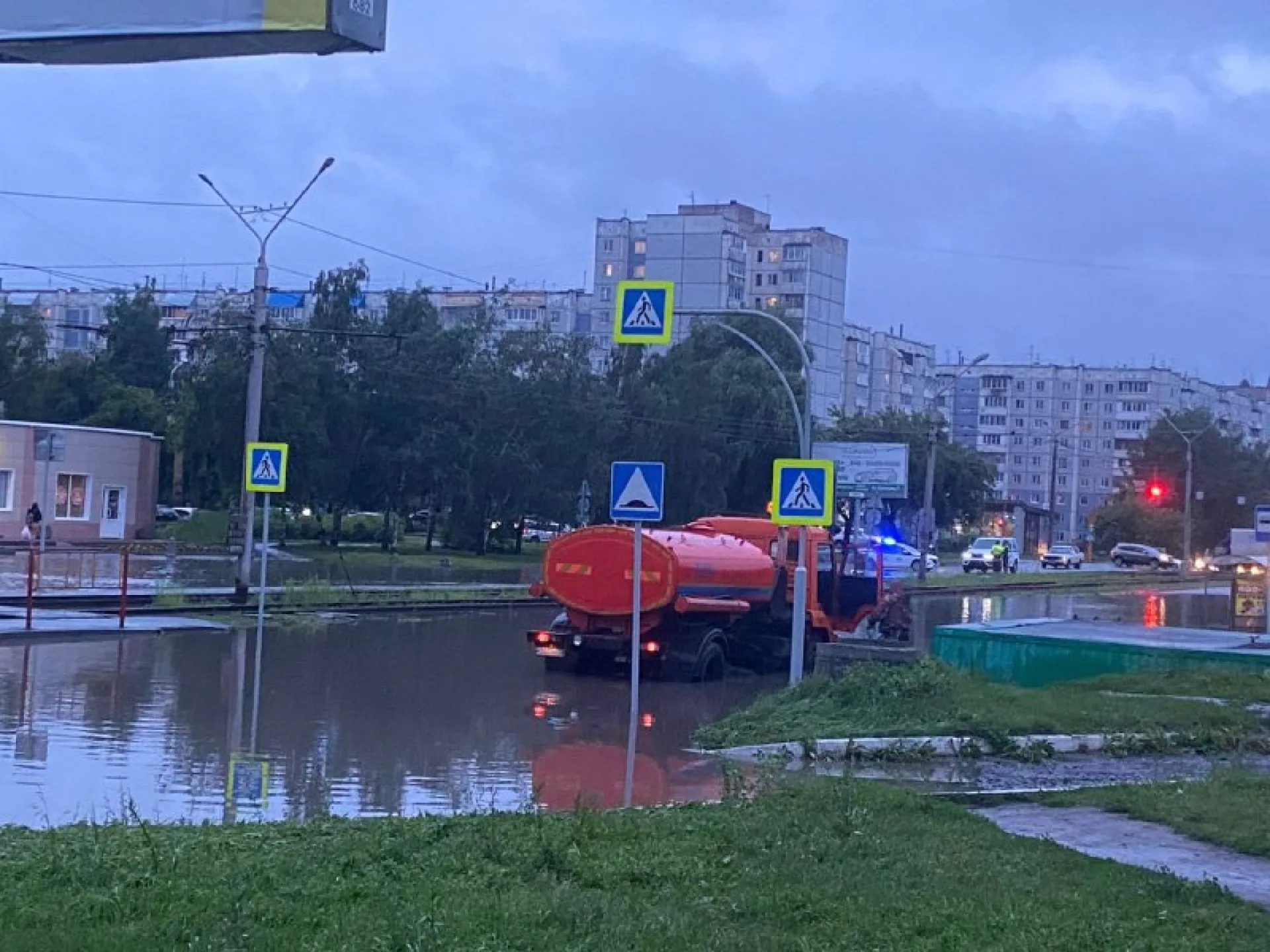 Из-за подтопления перекрыли улицу в Барнауле Из-за подтопления перекрыли улицу в Барнауле