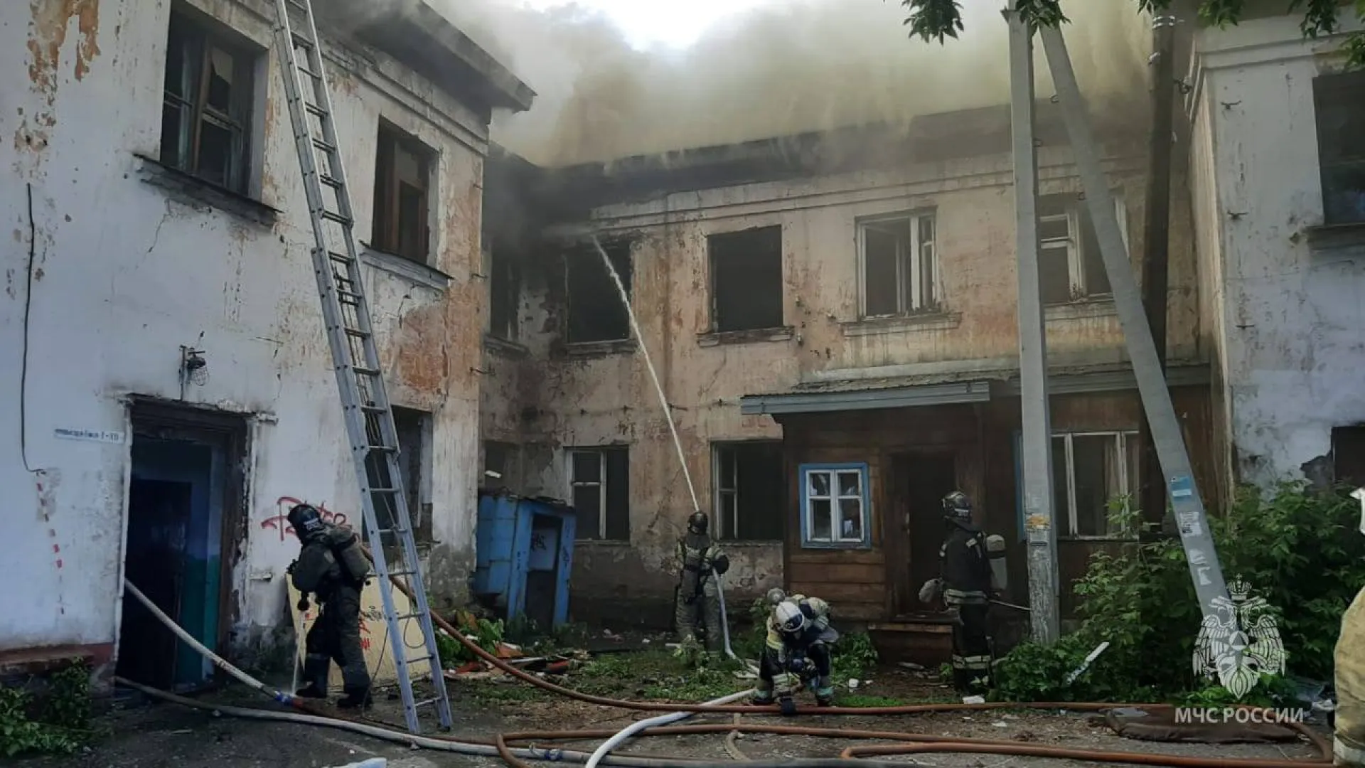 Пожар произошел в аварийном доме в Барнауле Пожар произошел в аварийном доме в Барнауле