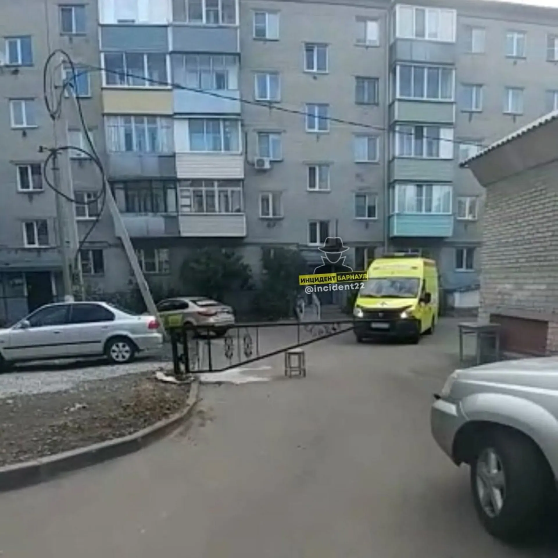 Скорая помощь не смогла проехать к дому из-за самодельного шлагбаума с табуретом в Барнауле Скорая помощь не смогла проехать к дому из-за самодельного шлагбаума с табуретом в Барнауле