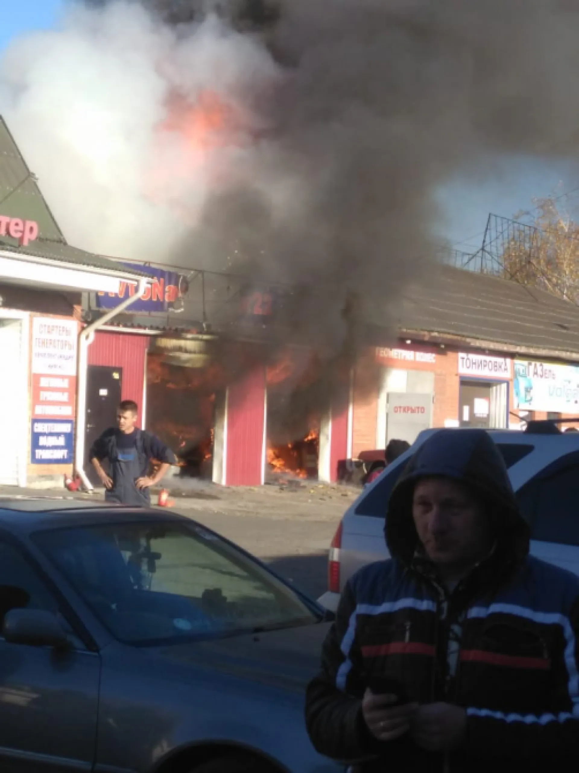 Во время пожара в барнаульской автомастерской сгорели 2 машины Во время пожара в барнаульской автомастерской сгорели 2 машины
