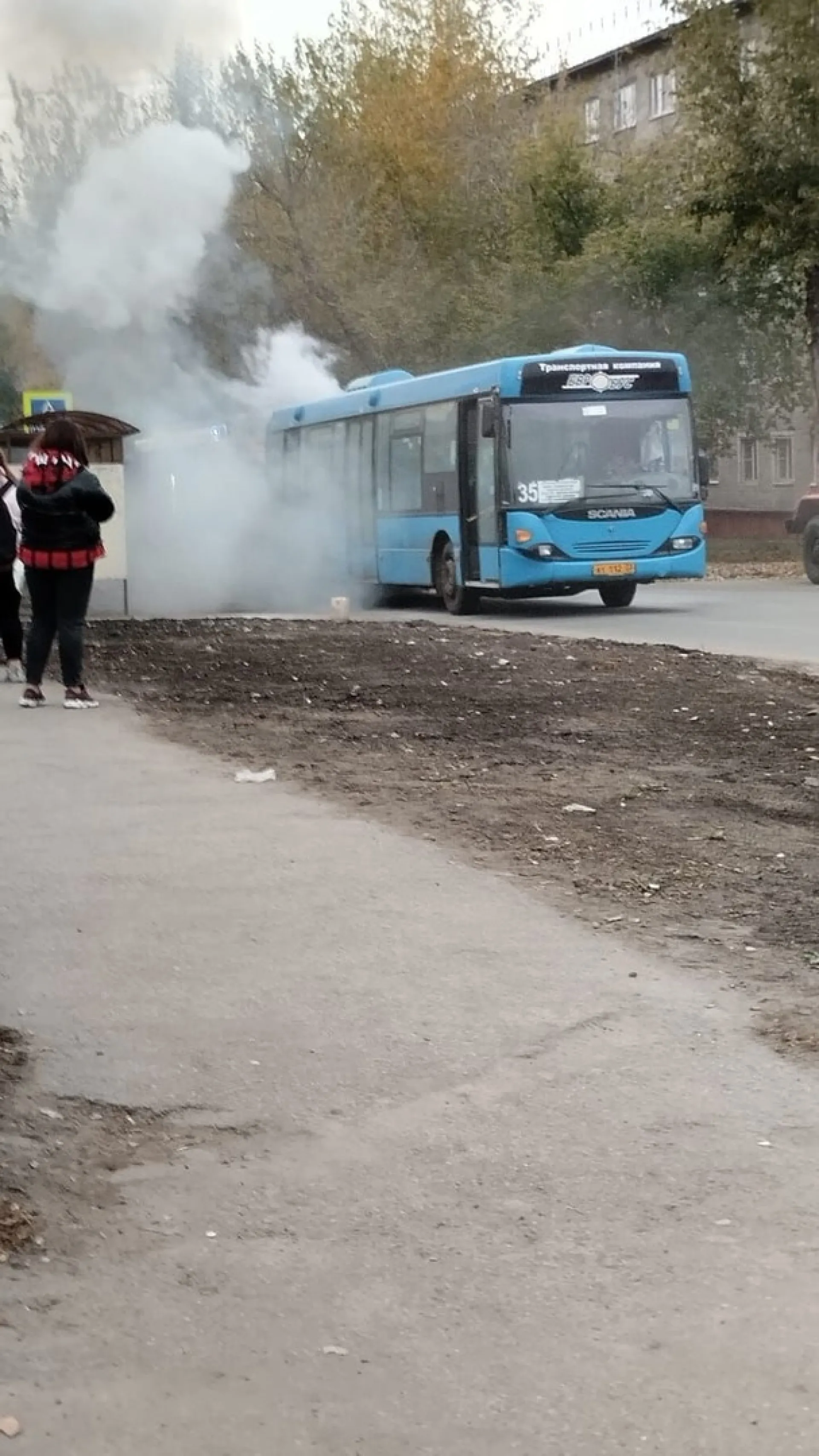 Автобус загорелся на остановке в Барнауле