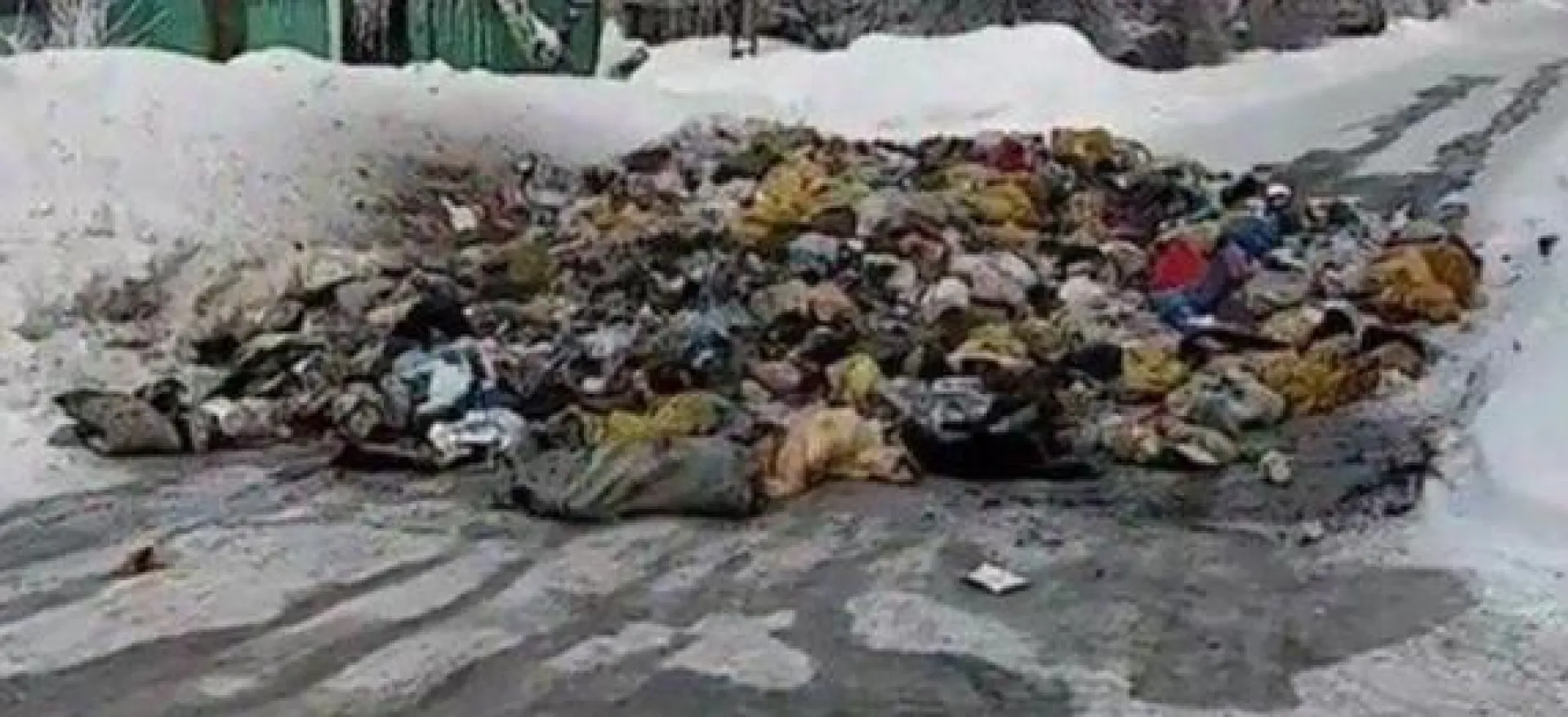 Видео: огромная куча мусора образовалась на дороге в Барнауле