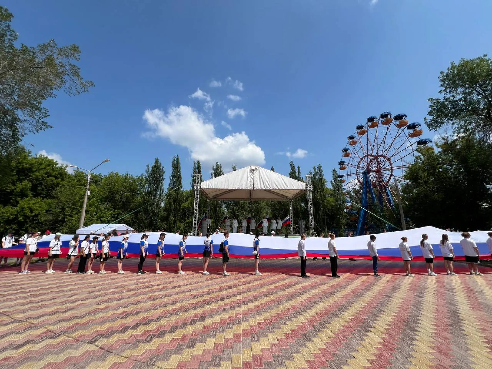 Гигантский флаг России пронесли по Рубцовску в честь праздника