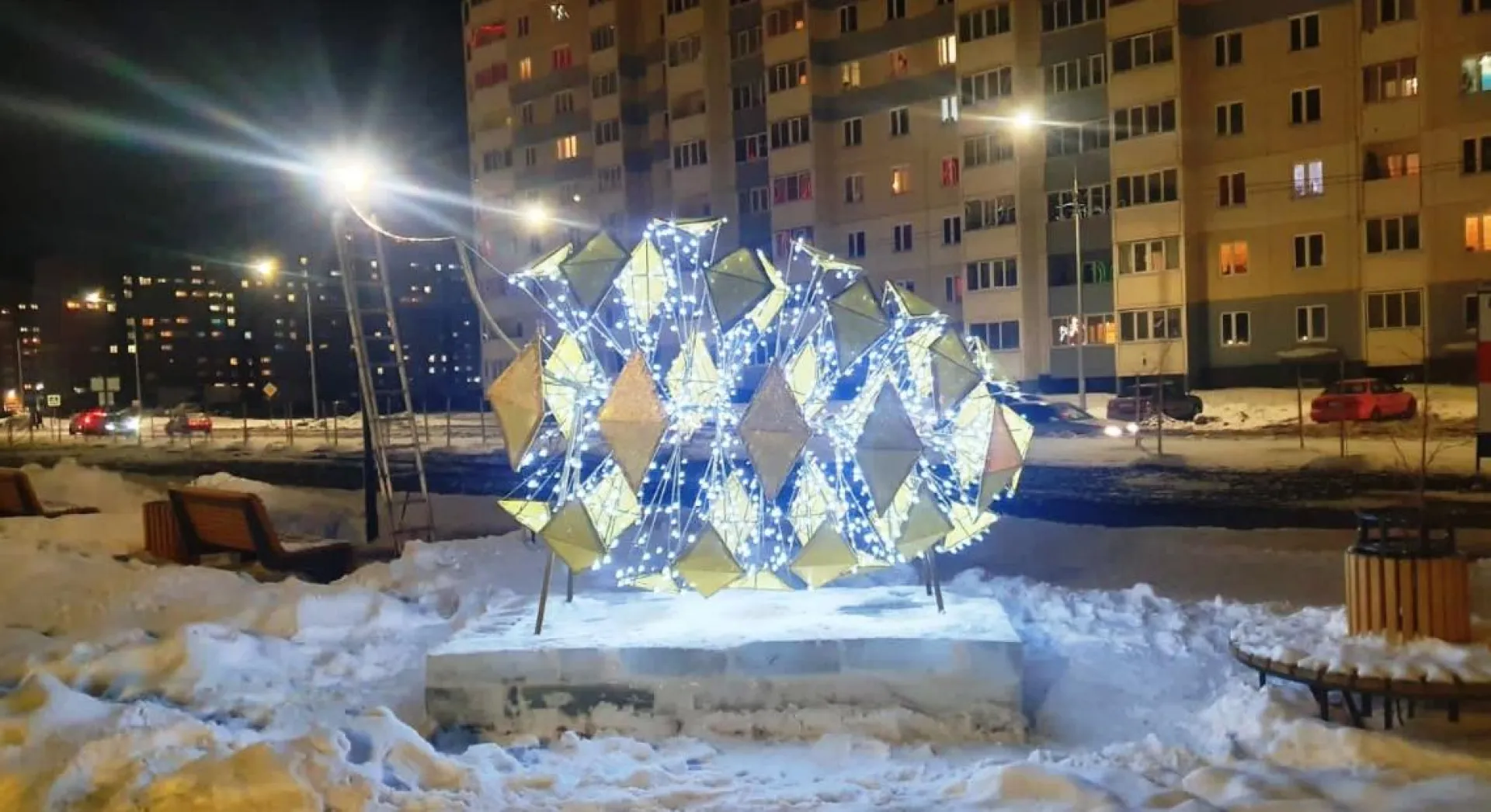 В Индустриальном районе Барнаула к новогодним праздникам установили светящуюся еловую шишку В Индустриальном районе Барнаула к новогодним праздникам установили светящуюся еловую шишку