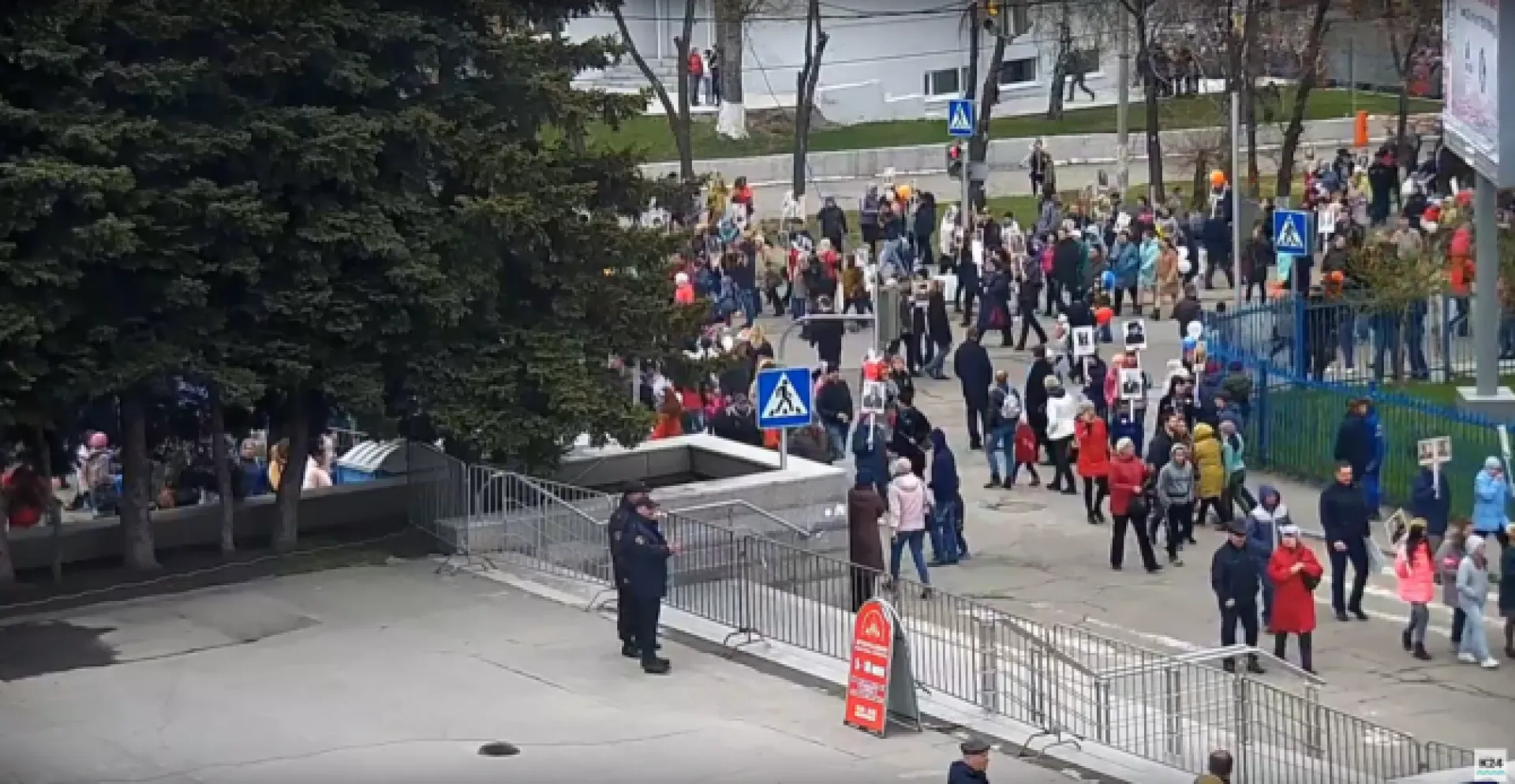 Веб-камеры К24: тысячи барнаульцев вышли на улицы города для празднования Дня Победы 