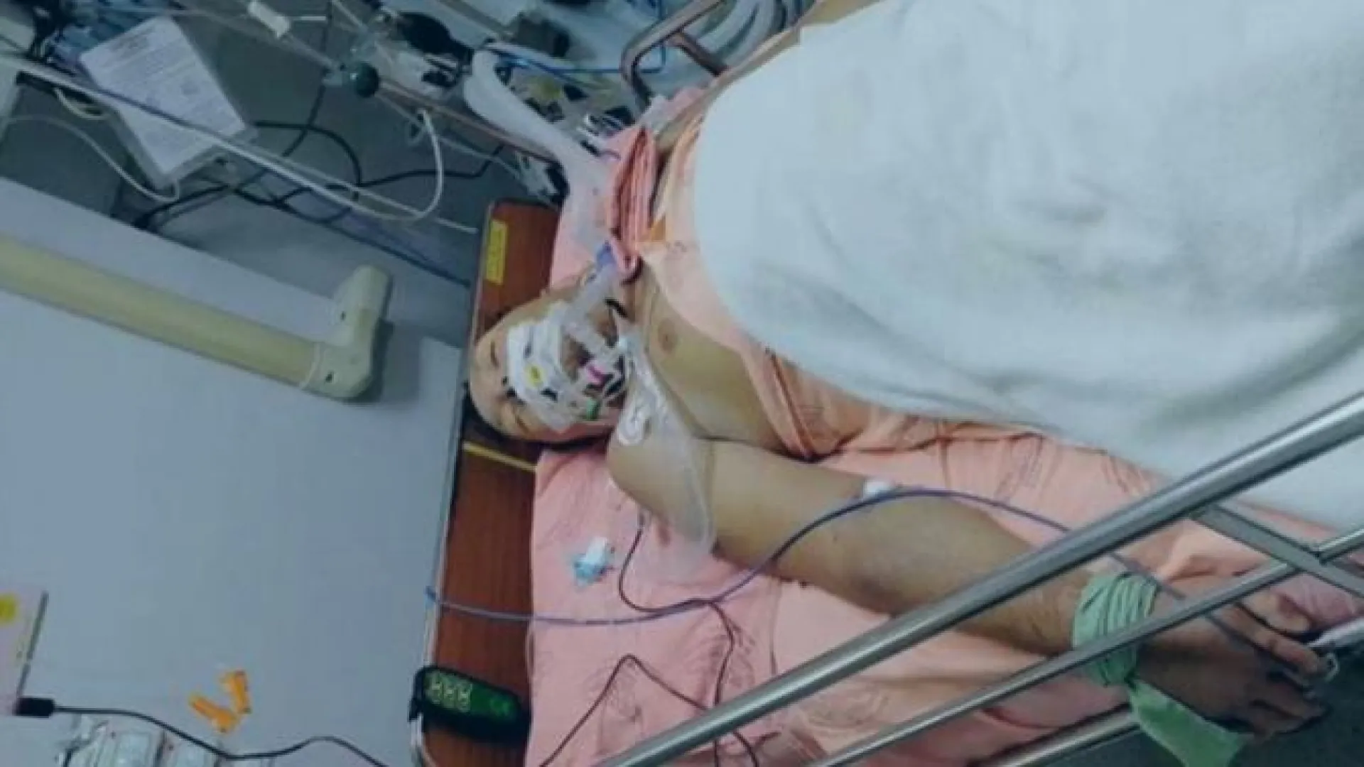 Матери барнаульца, скончавшегося от лихорадки в Таиланде, не отдают тело сына Матери барнаульца, скончавшегося от лихорадки в Таиланде, не отдают тело сына