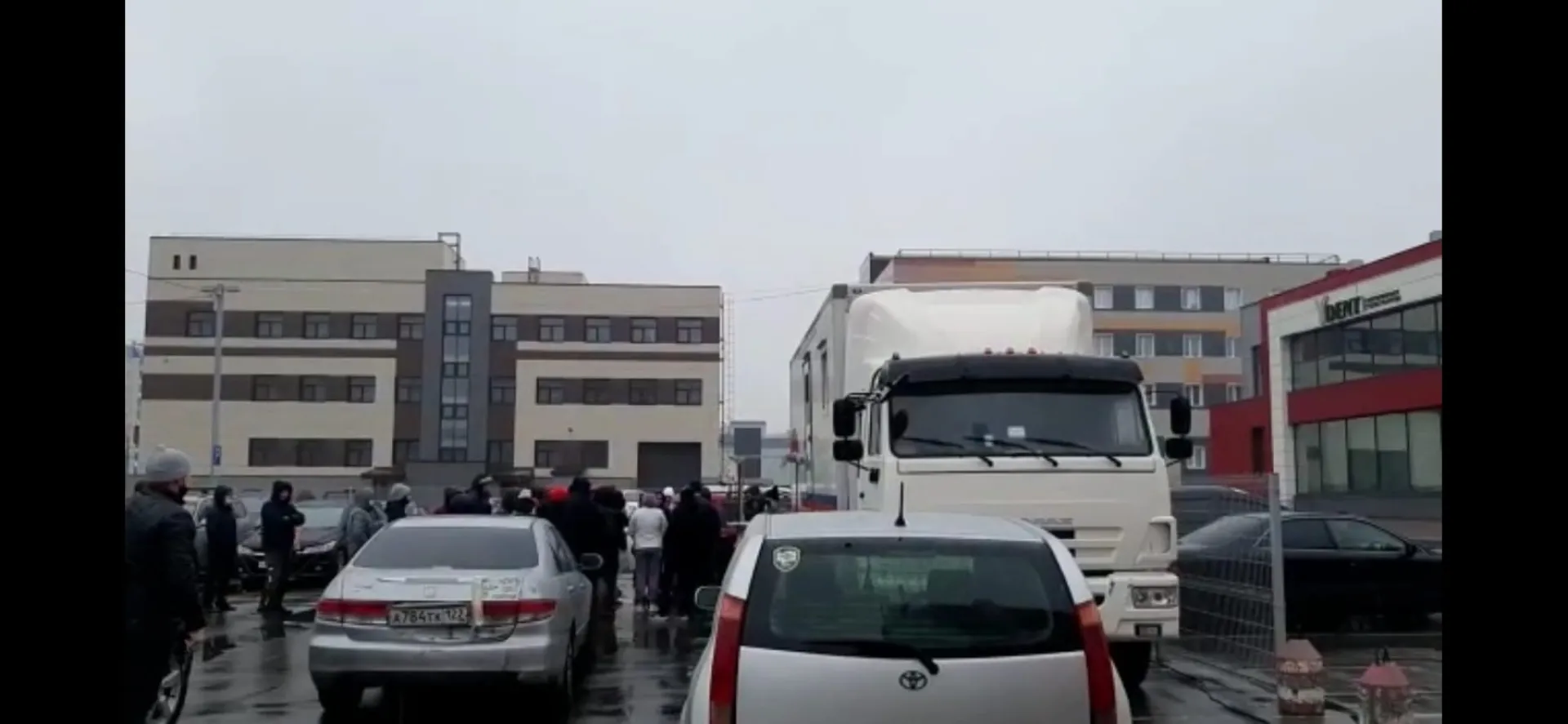 У ТРЦ «Праздничный» в Барнауле собралась толпа желающих вакцинироваться от COVID-19