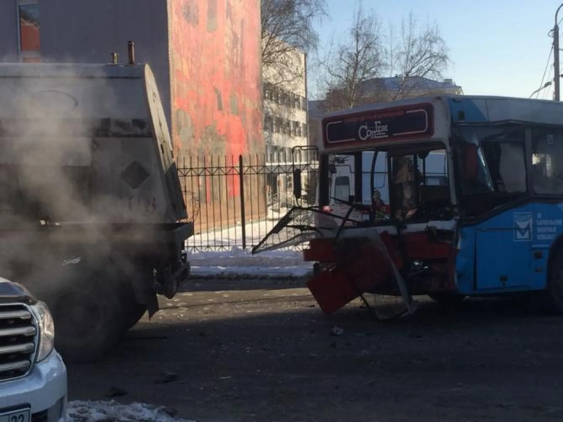 Бензовоз, автобус и легковой автомобиль столкнулись в Барнауле 