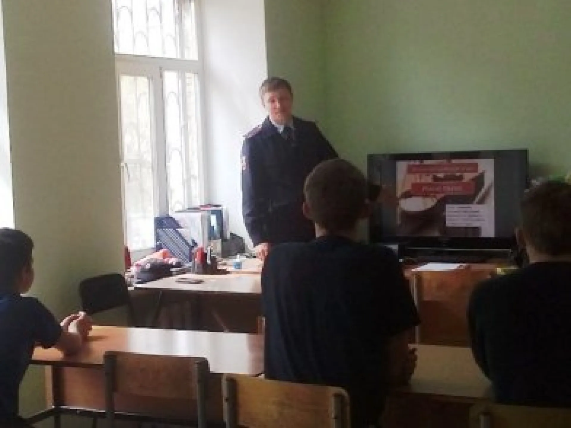 Алтайские полицейские провели познавательную игру для несовершеннолетних Алтайские полицейские провели познавательную игру для несовершеннолетних