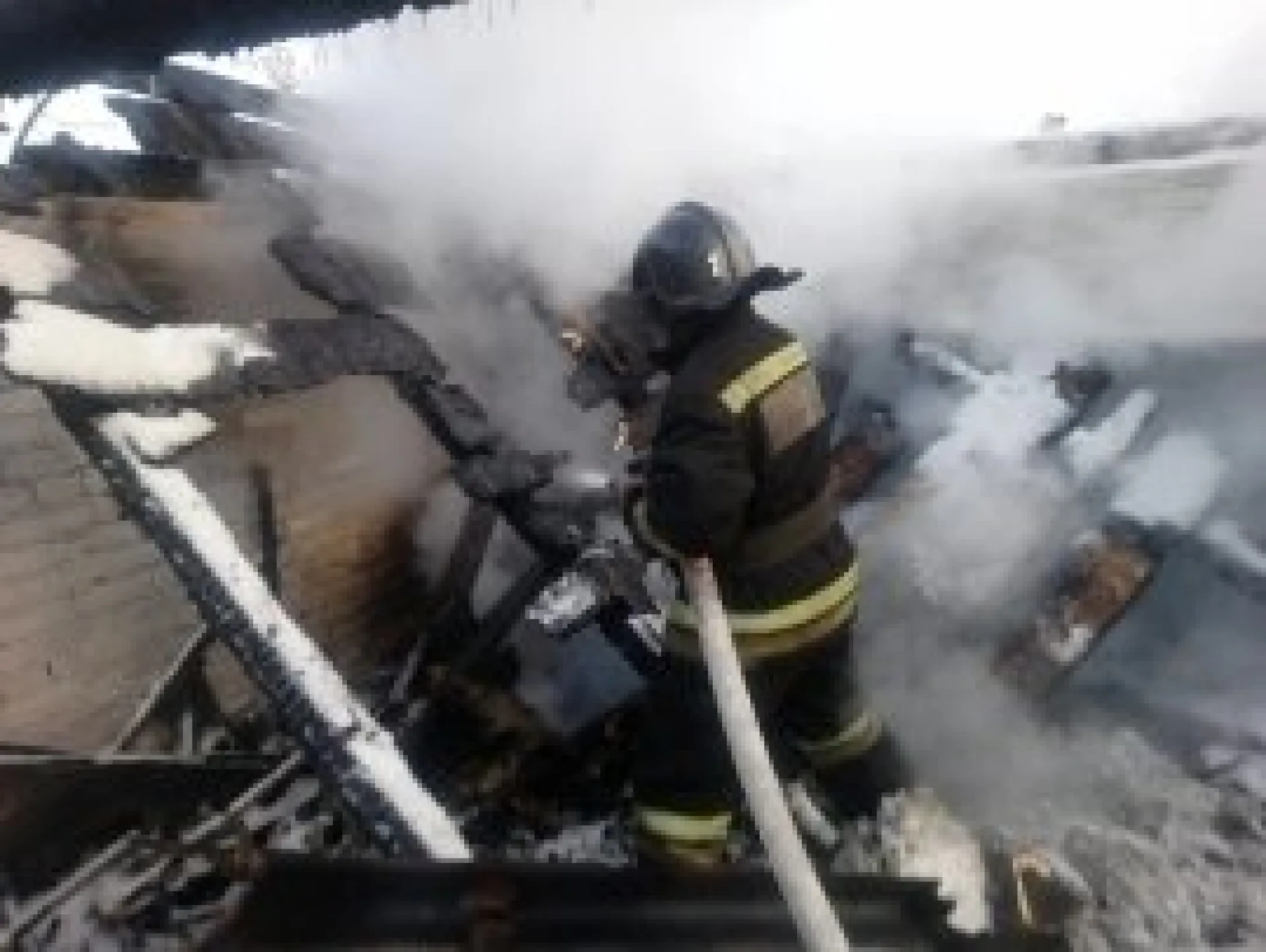 Загоревшийся жилой дом в Камне-на-Оби тушили 8 пожарных