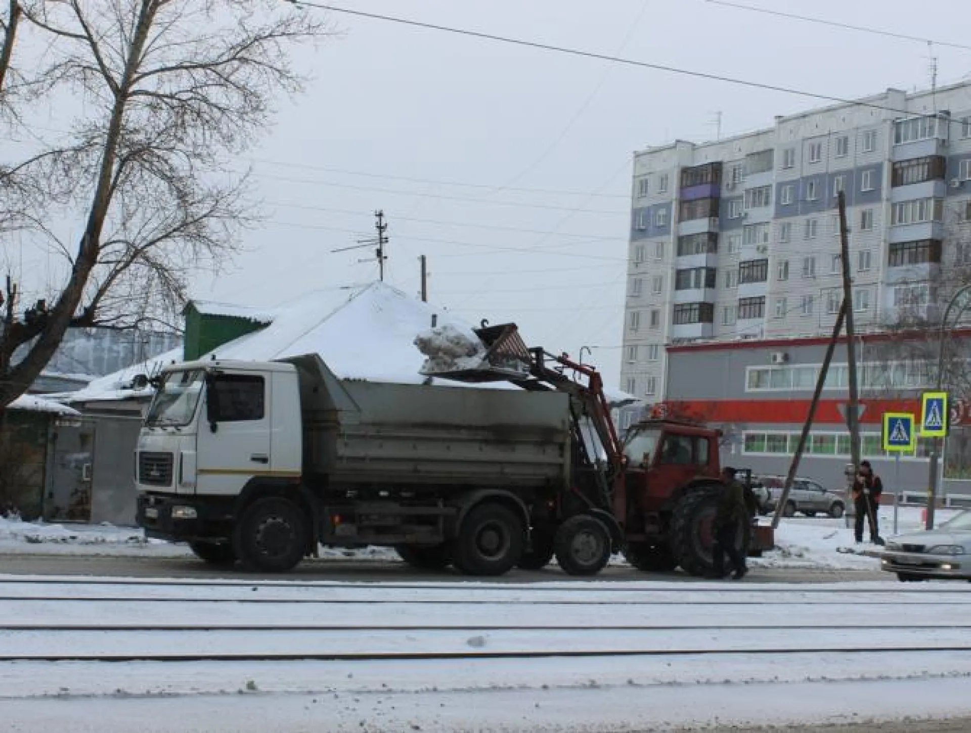 Более 2,5 кубометра снега вывезли ночью с дорог в Барнауле