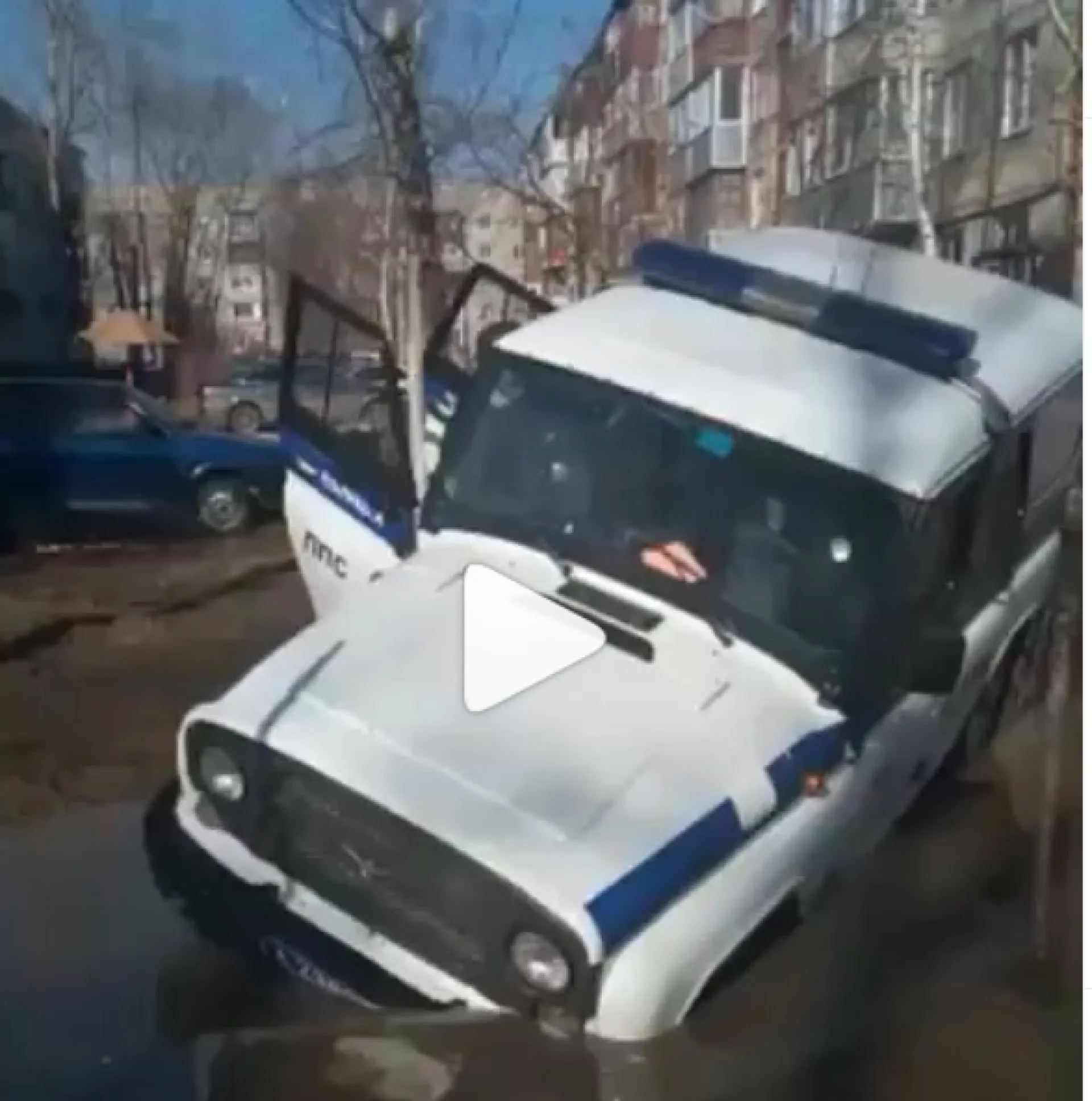 Автомобиль ППС провалился в огромную дыру на дороге в одном из дворов Рубцовска