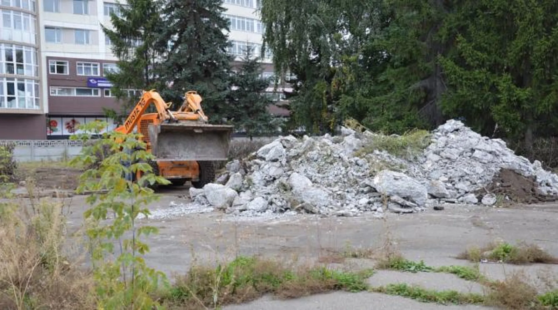 Сквер Киры Баева благоустраивают в Барнауле