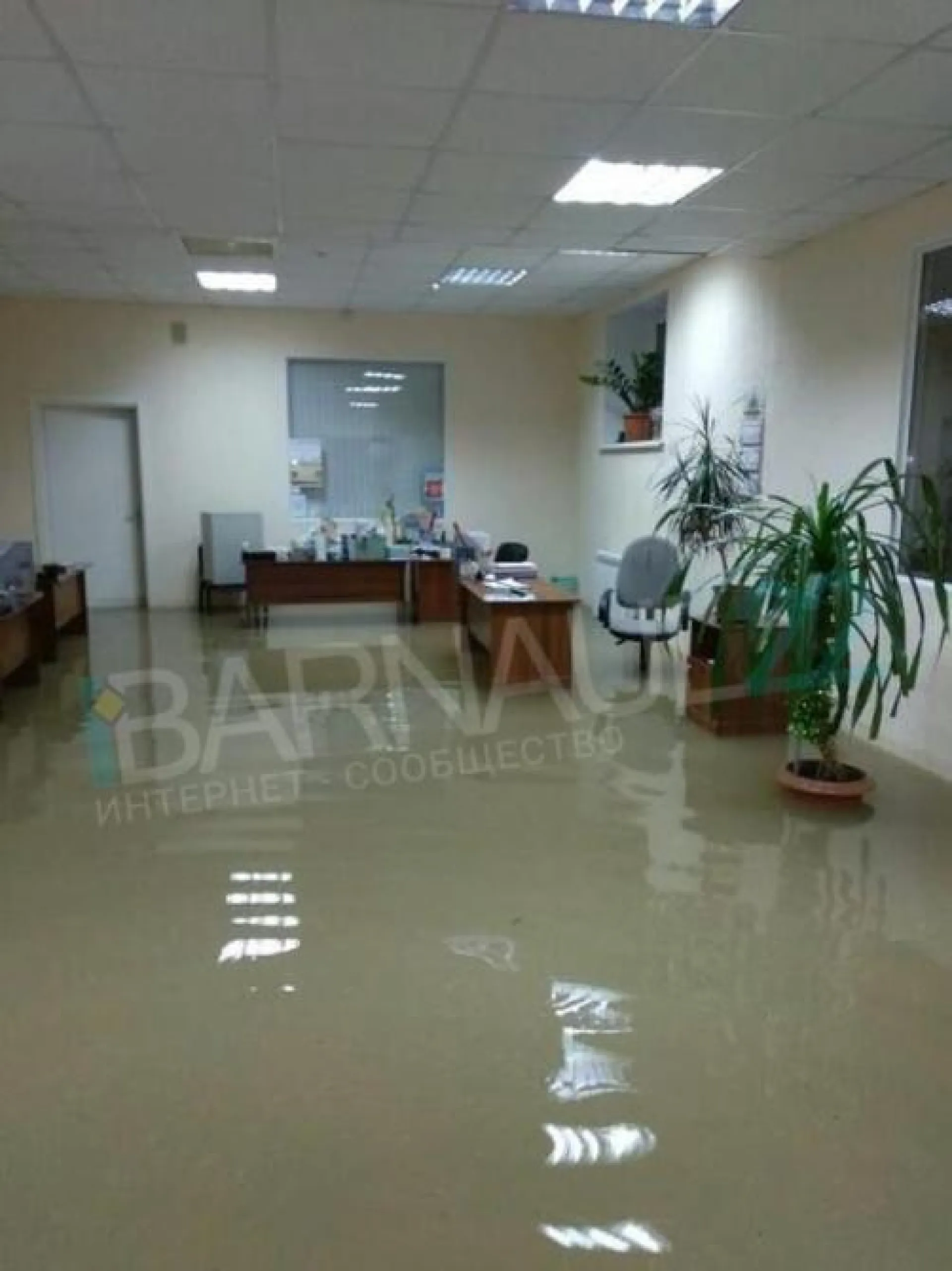 Соцсети: офисы в центре Барнаула затопило в результате аварии