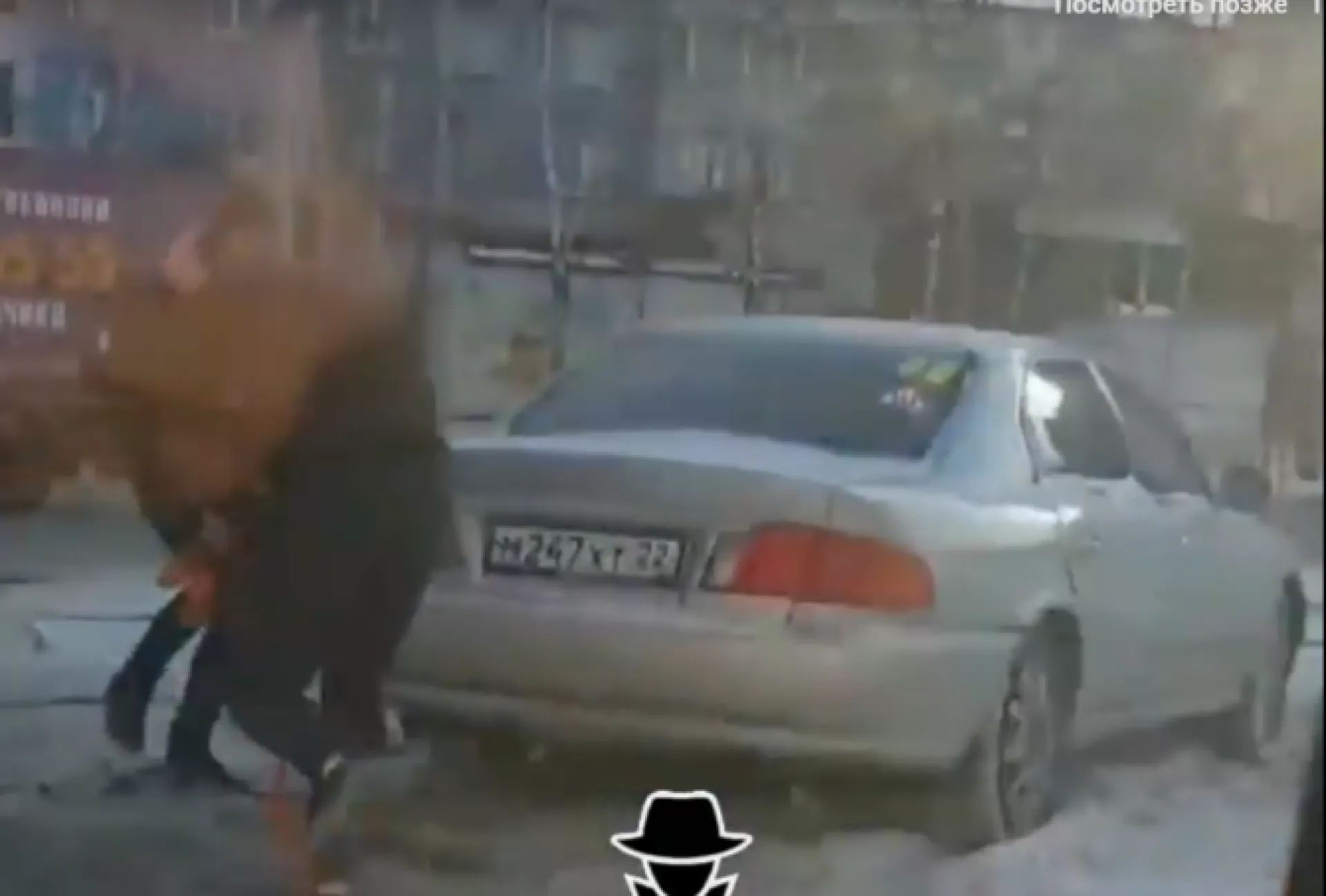 Автомобиль выбросило на рельсы в Барнауле Автомобиль выбросило на рельсы в Барнауле