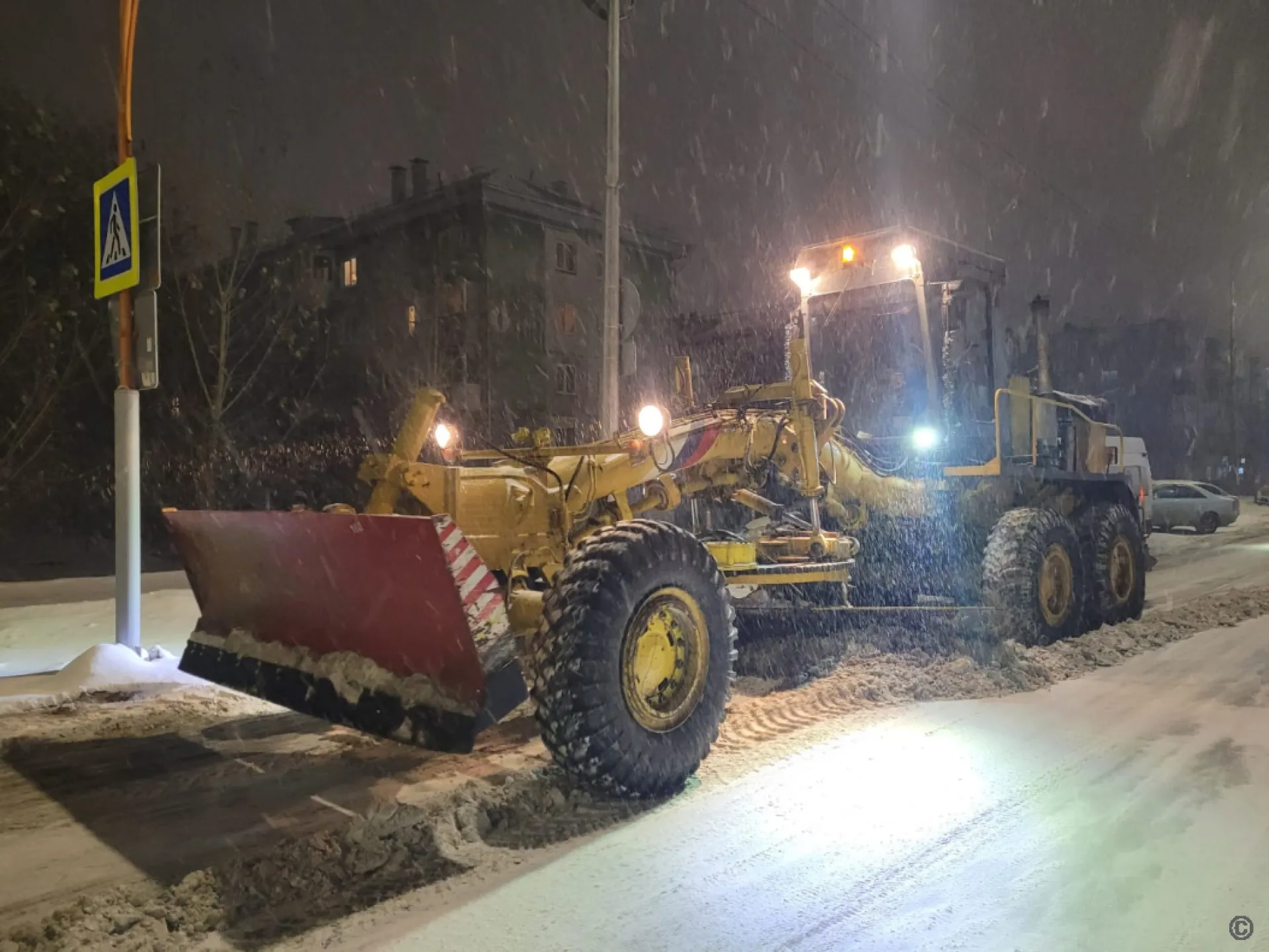 Более 120 единиц техники устраняют последствия снегопада в Барнауле