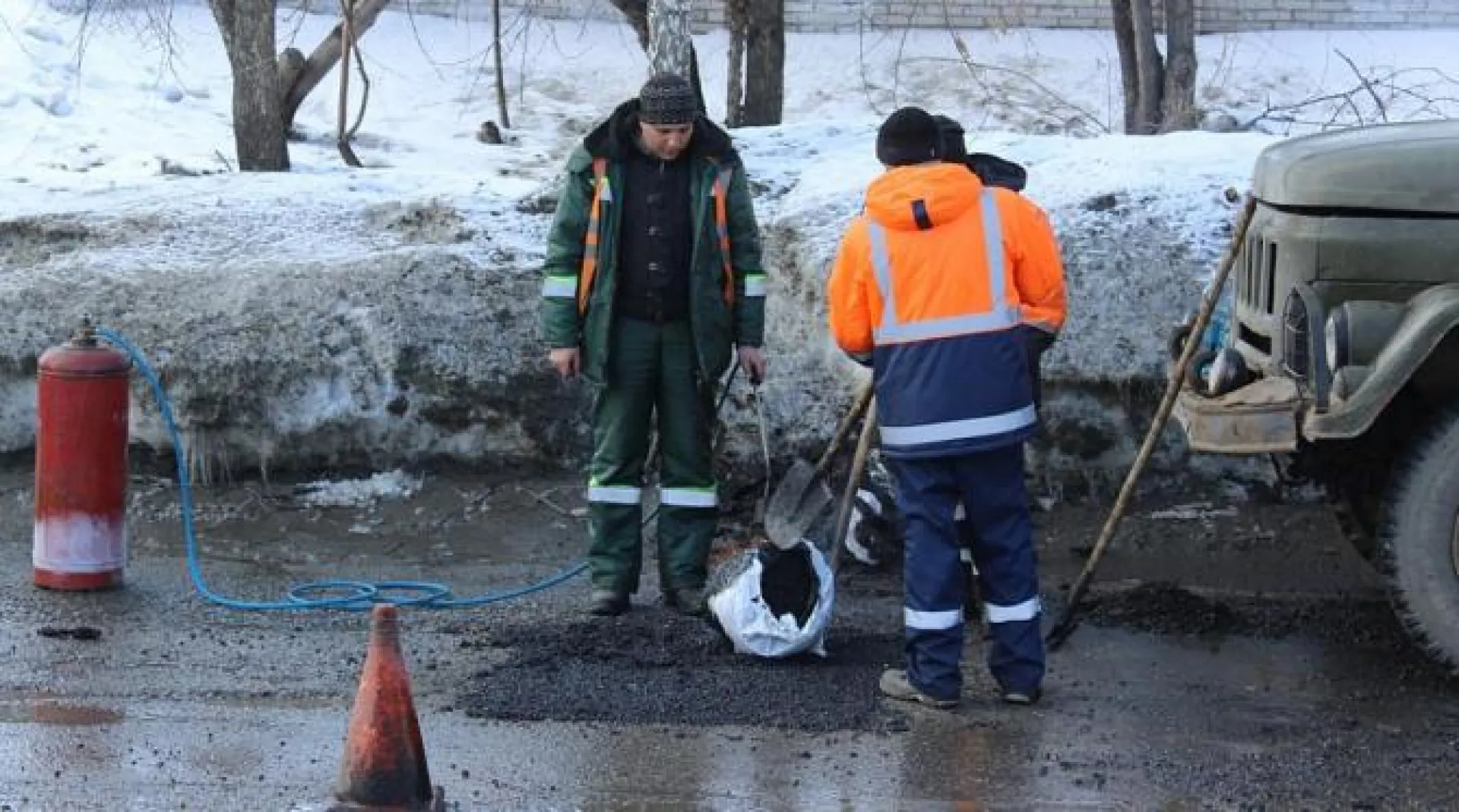 Дорожники продолжают ремонт дорог холодным асфальтом в Барнауле