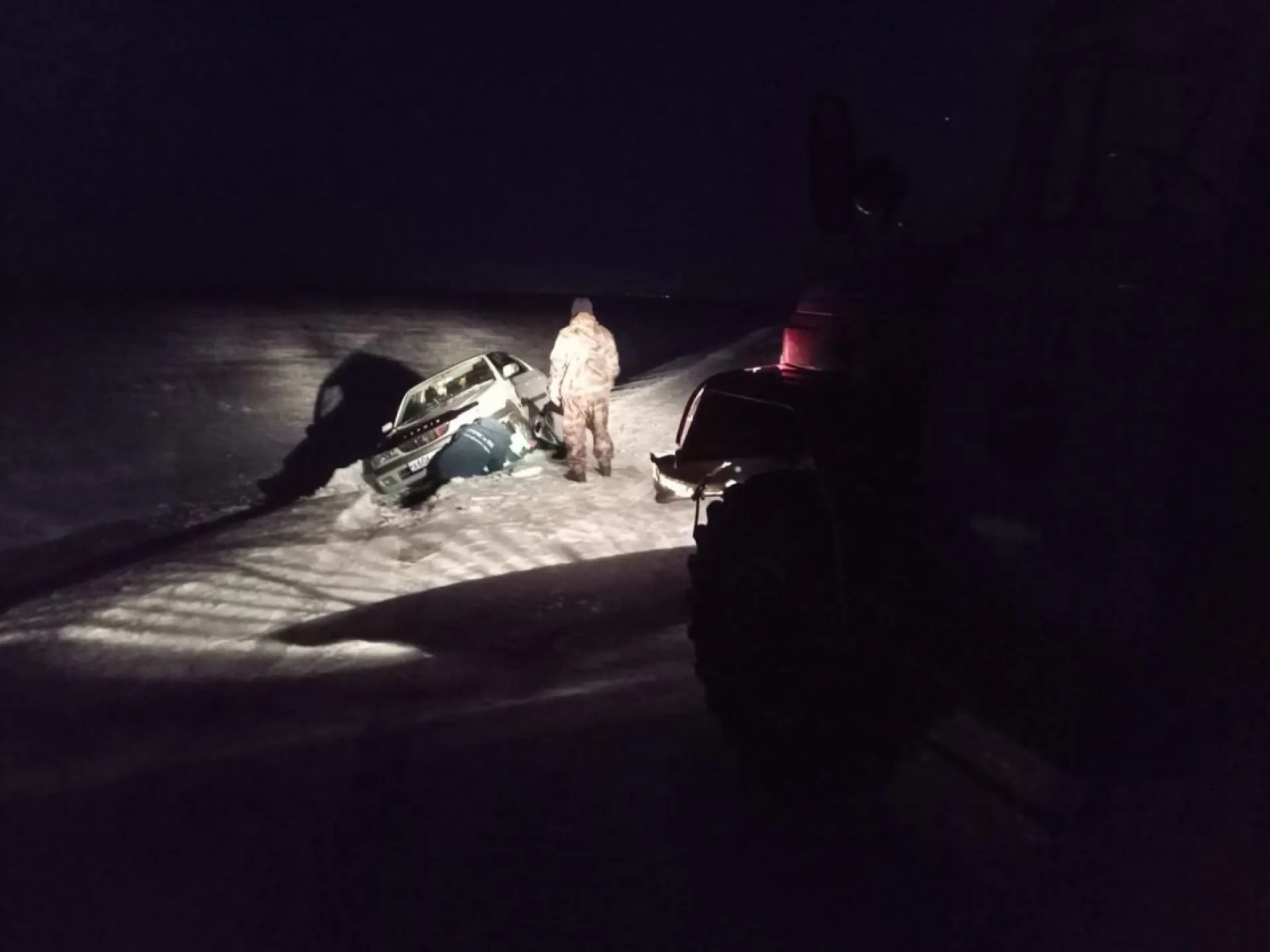 Пожарные вытащили водителя из кювета в Алтайском крае 