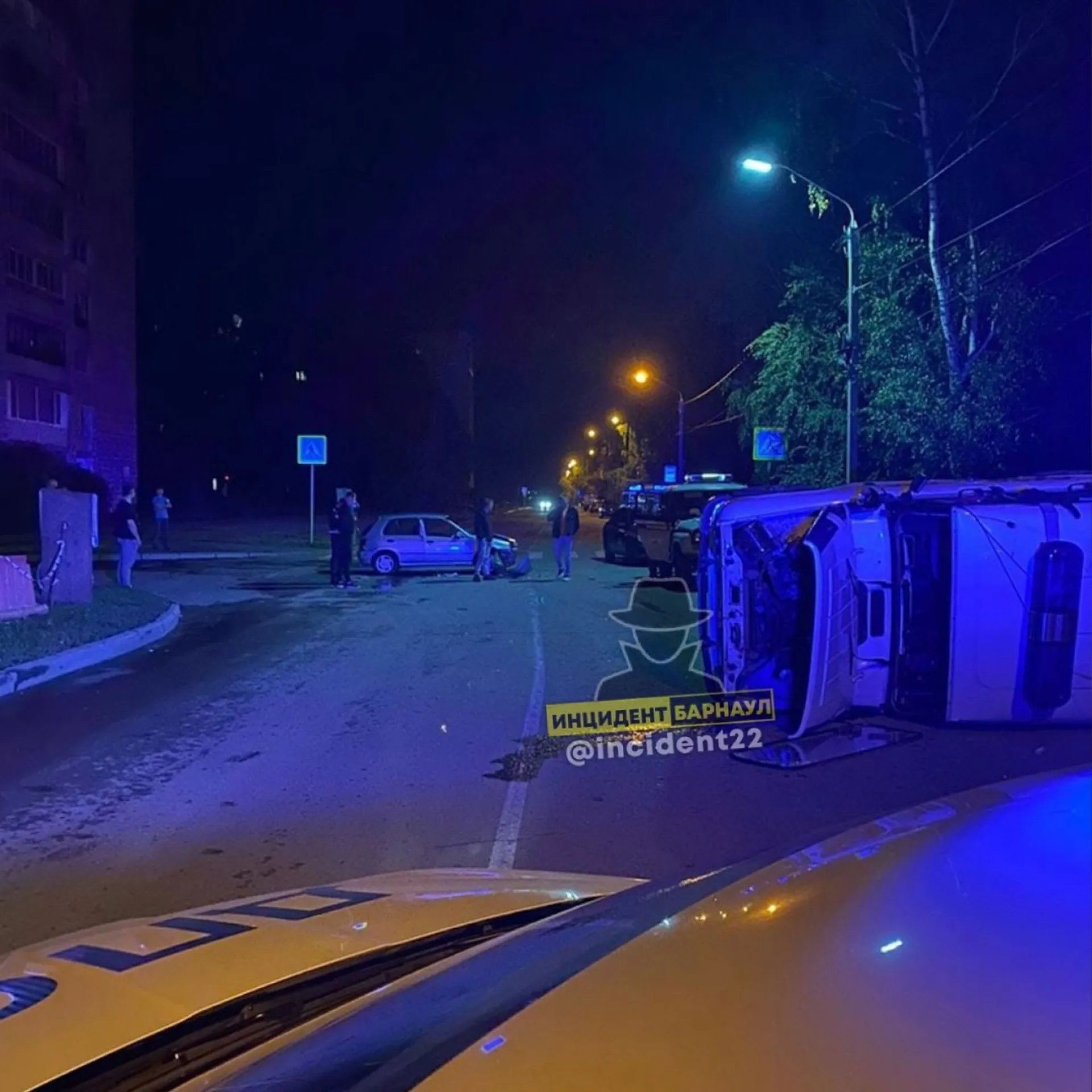 Полицейский уазик перевернулся набок в Барнауле