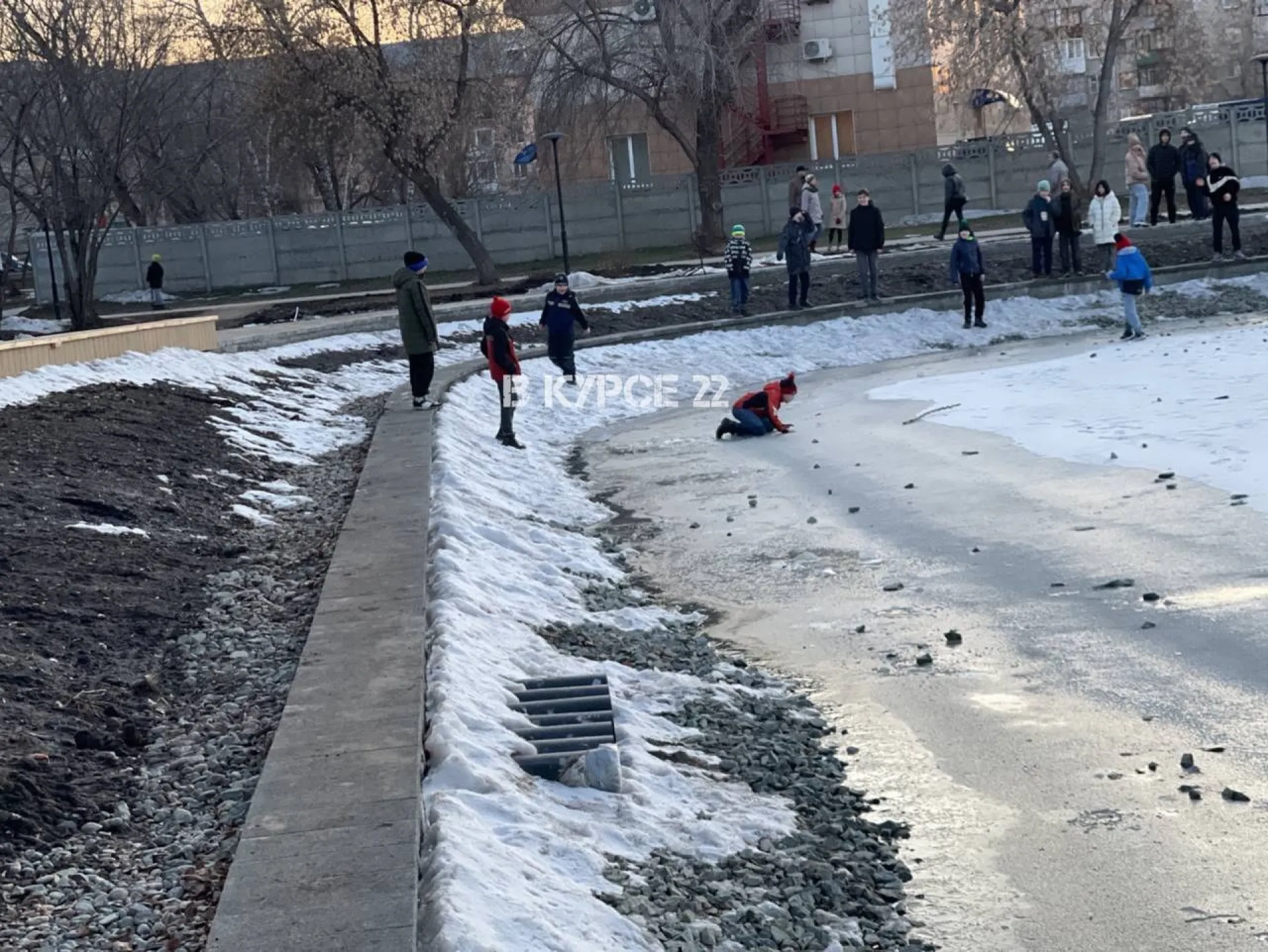 Ходят по тонкому льду. Барнаульцы переживают за подростков, гуляющих по замёрзшему пруду в парке «Изумрудный»