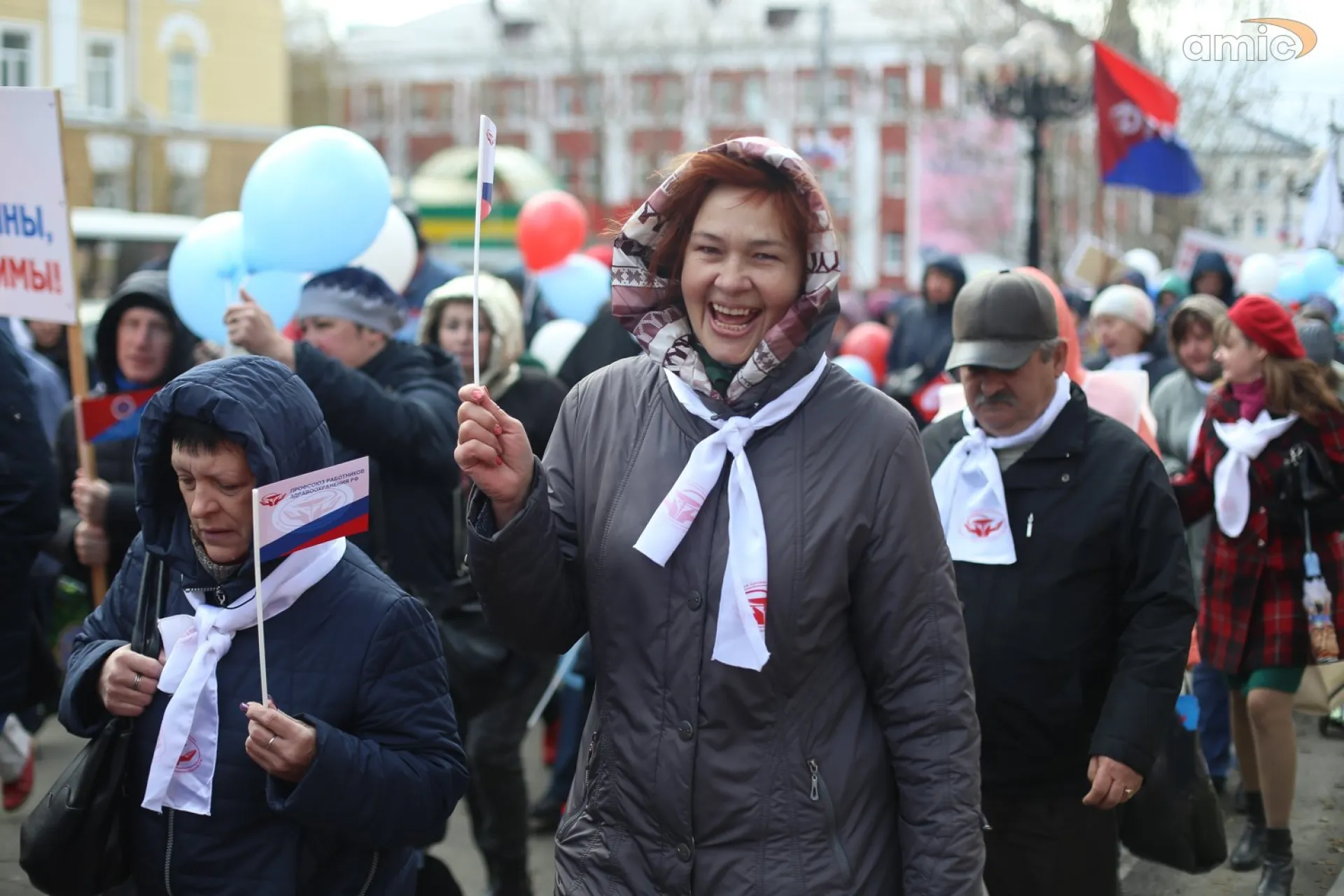 Барнаульцы встретили Первомай Барнаульцы встретили Первомай