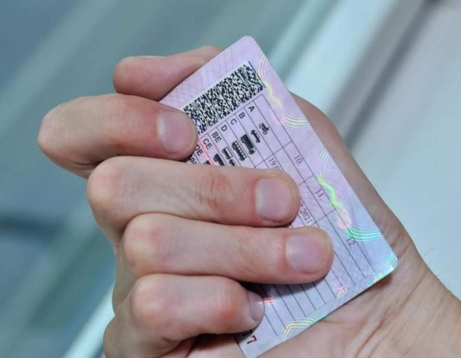Барнаульца осудят за езду с поддельным водительским удостоверением