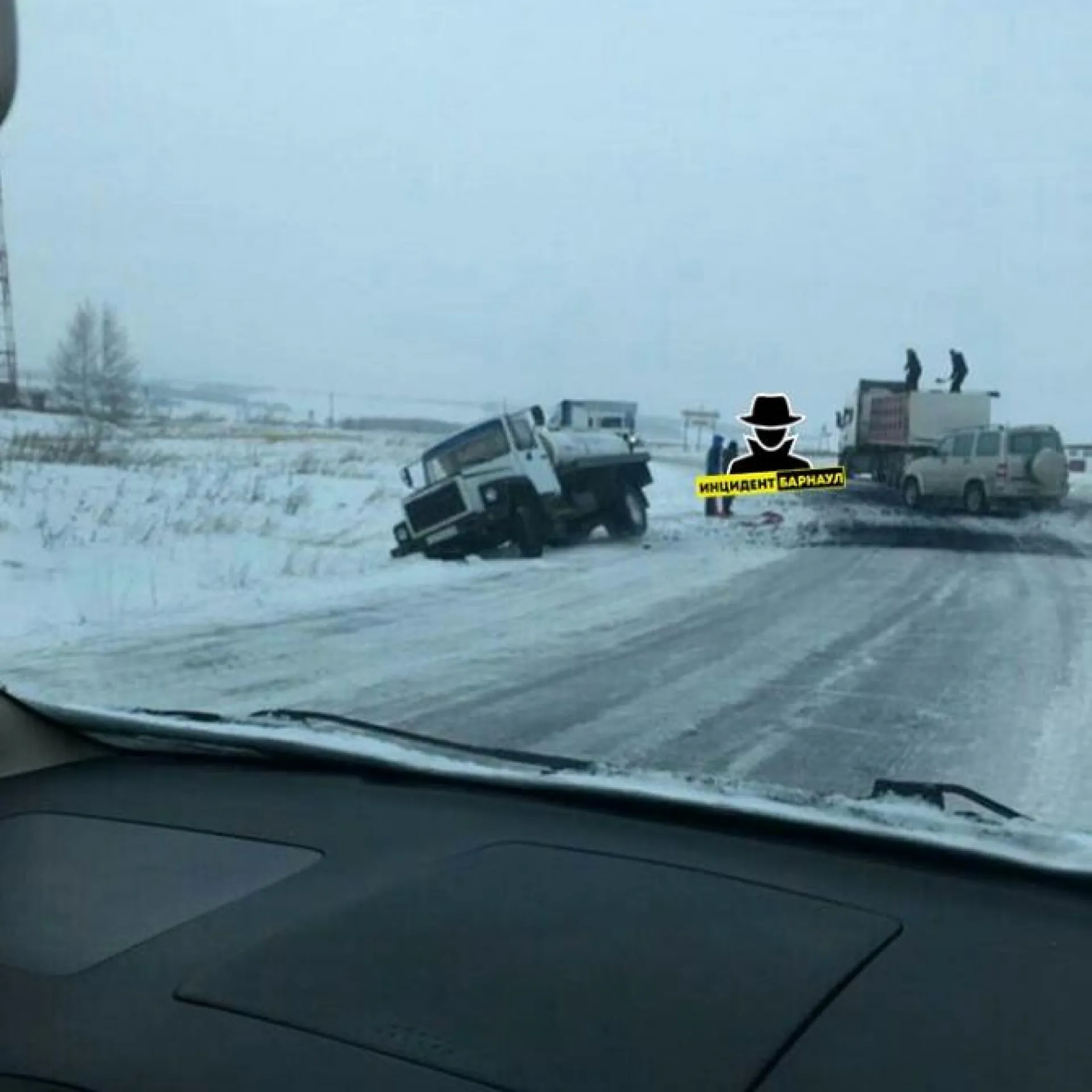 Молоковоз слетел с трассы в Алтайском крае Молоковоз слетел с трассы в Алтайском крае