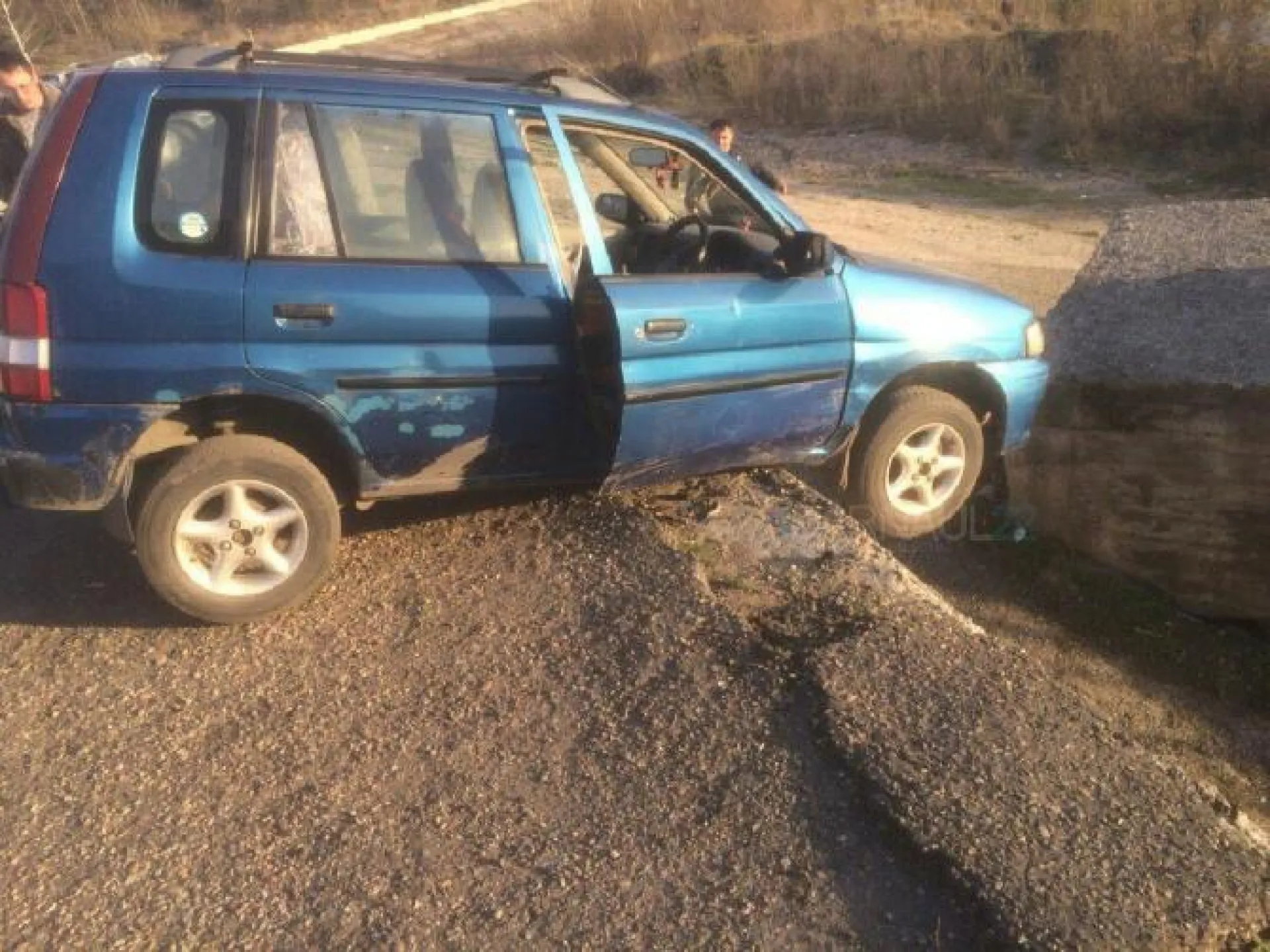 Автомобиль чуть не слетел в реку на дамбе в Барнауле 