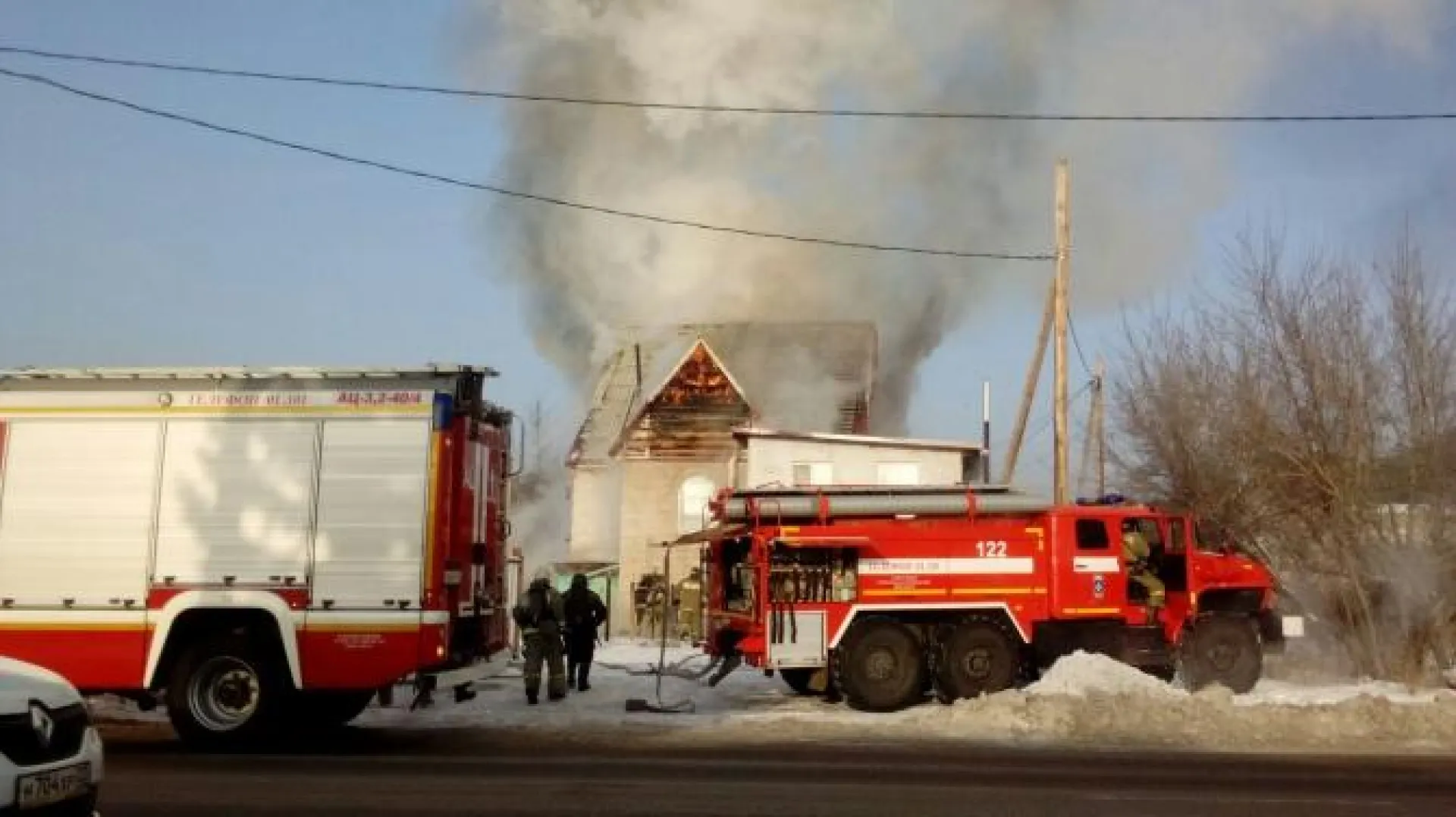 Одна из улиц Барнаула перекрыта из-за пожара