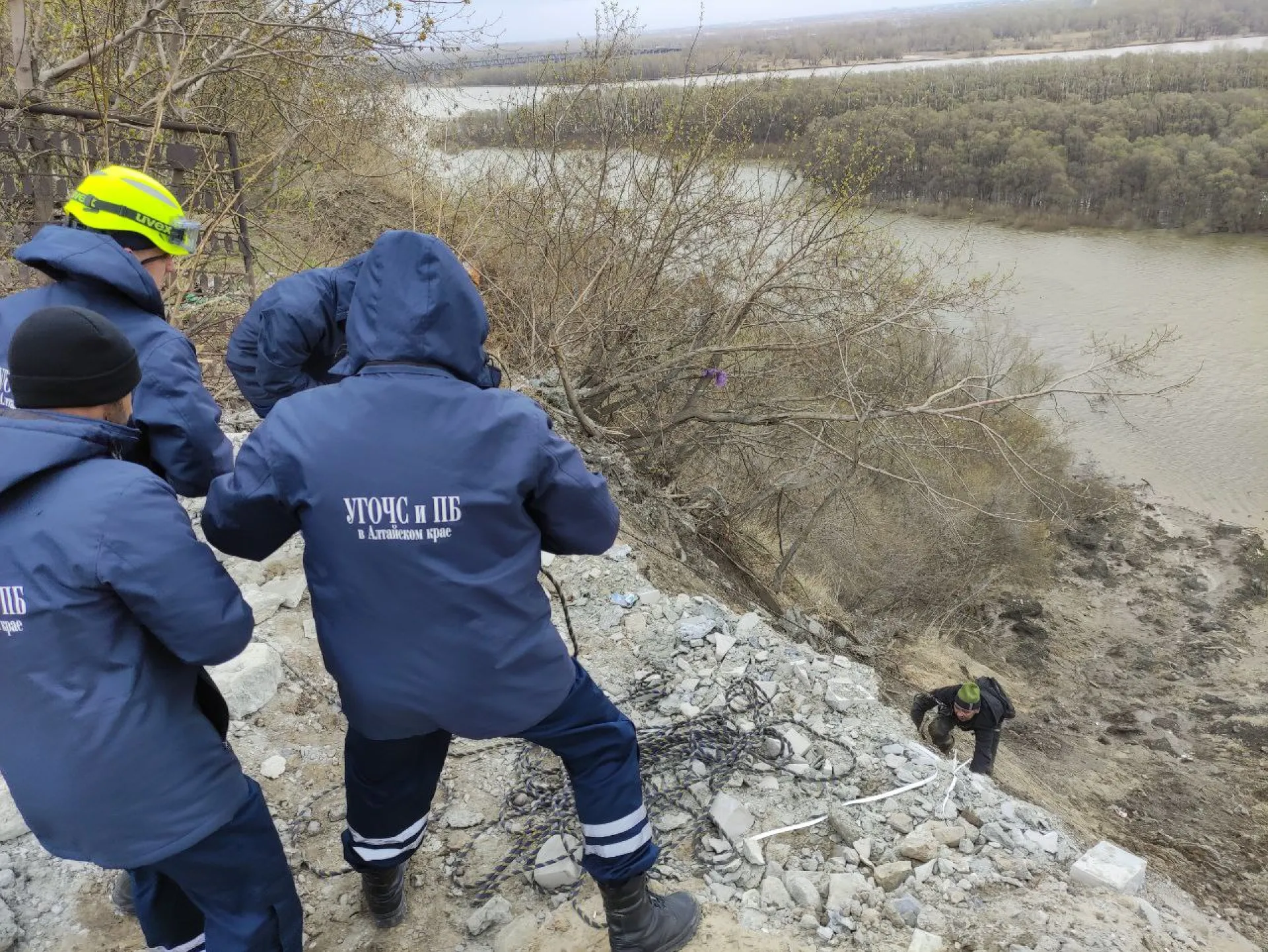 Провалившегося в овраг мужчину спасли в Барнауле