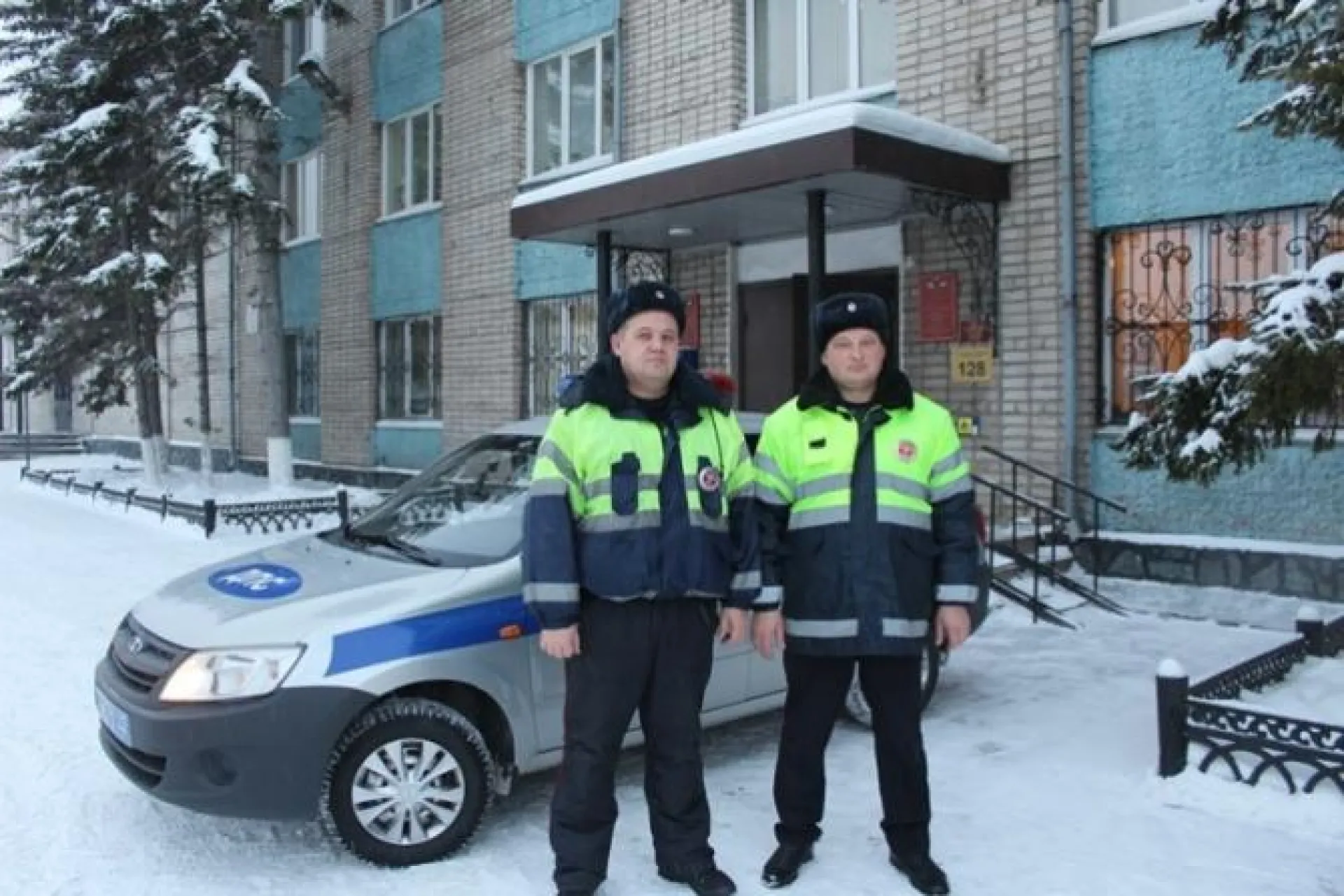 Бийские полицейские спасли замерзающего мужчину