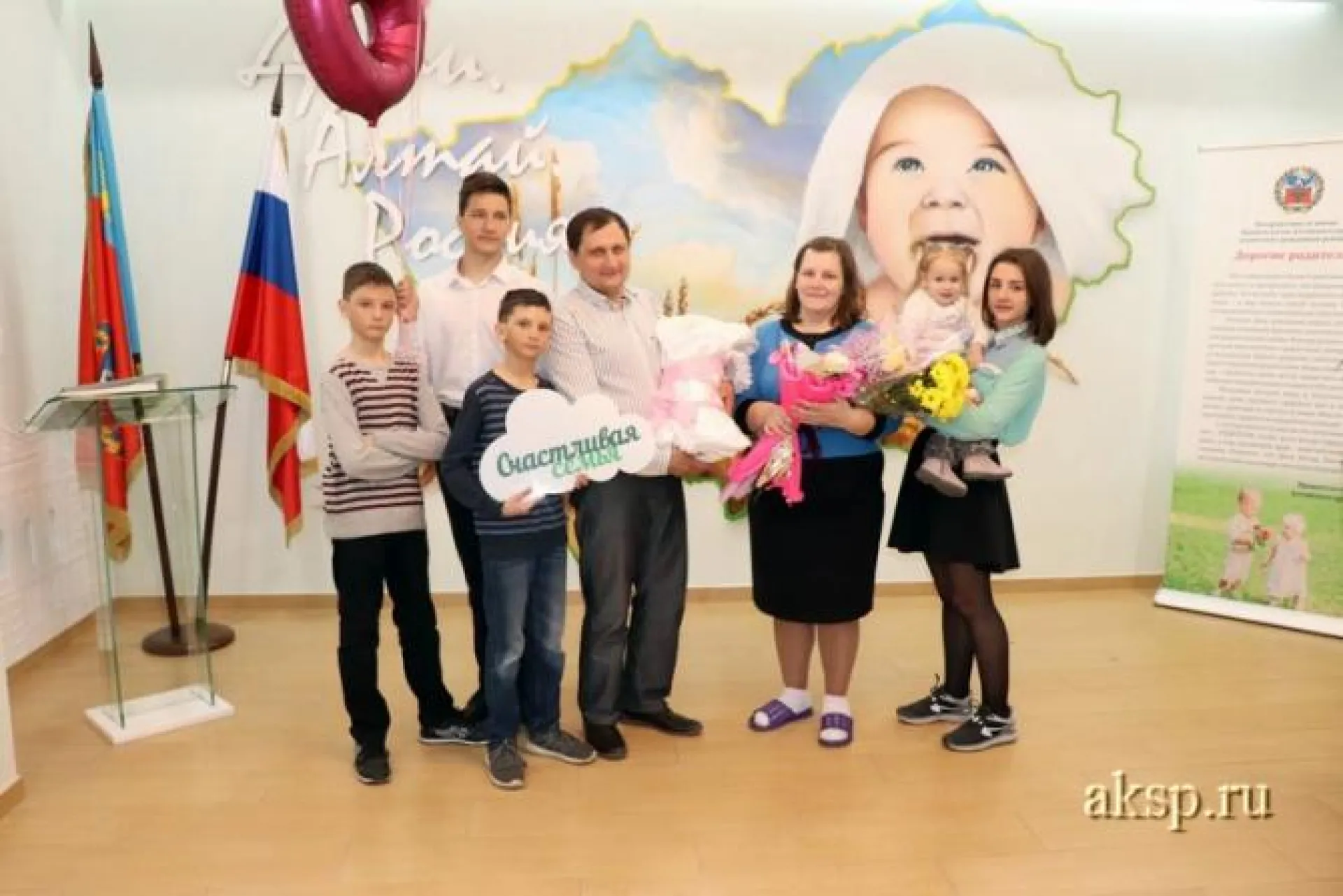 Победительница эстафеты «Согрей теплом родительского сердца» родила шестого ребёнка в Алтайском крае