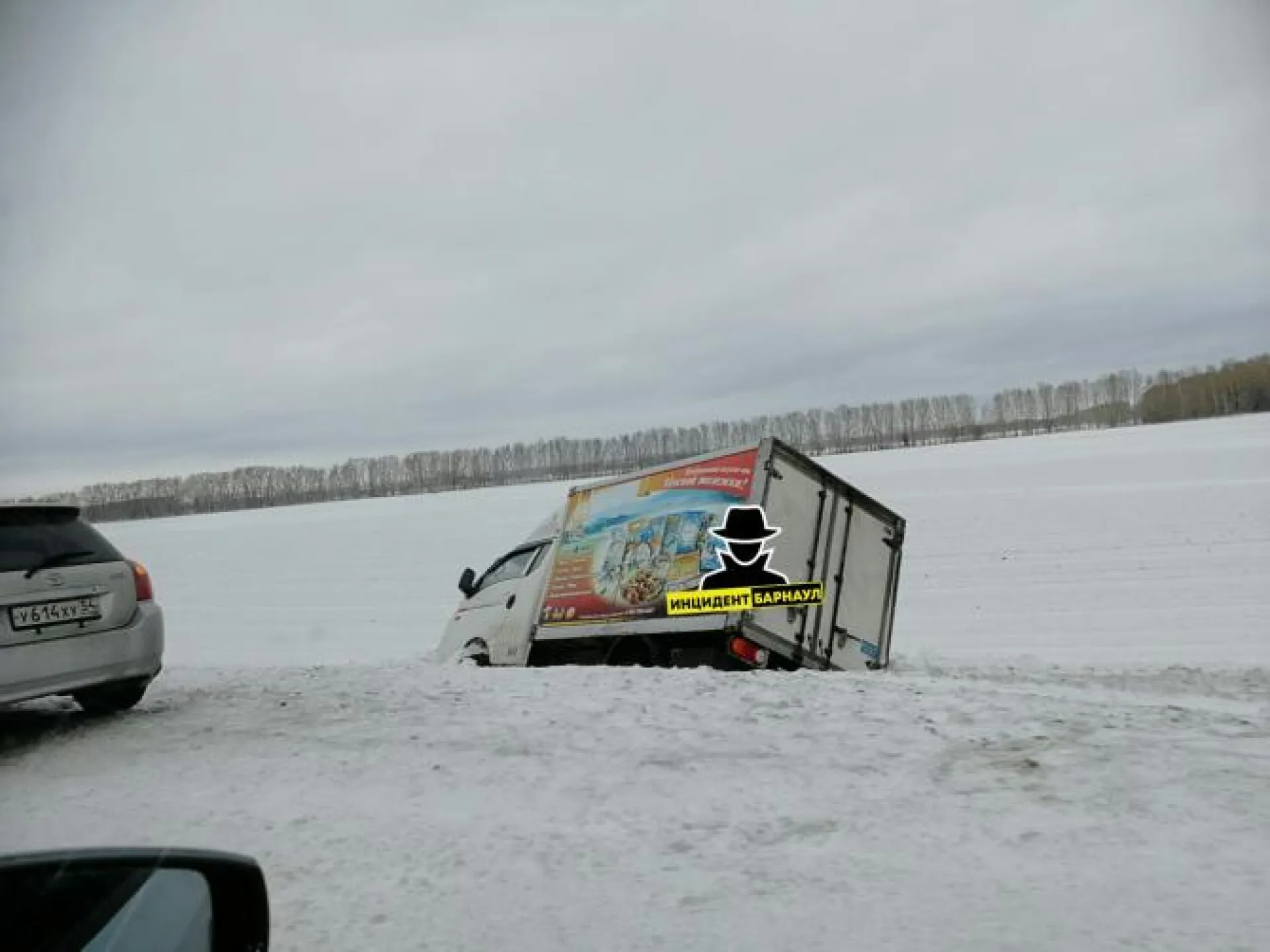 Сильный ветер сдувает автомобили с дороги на алтайских трассах