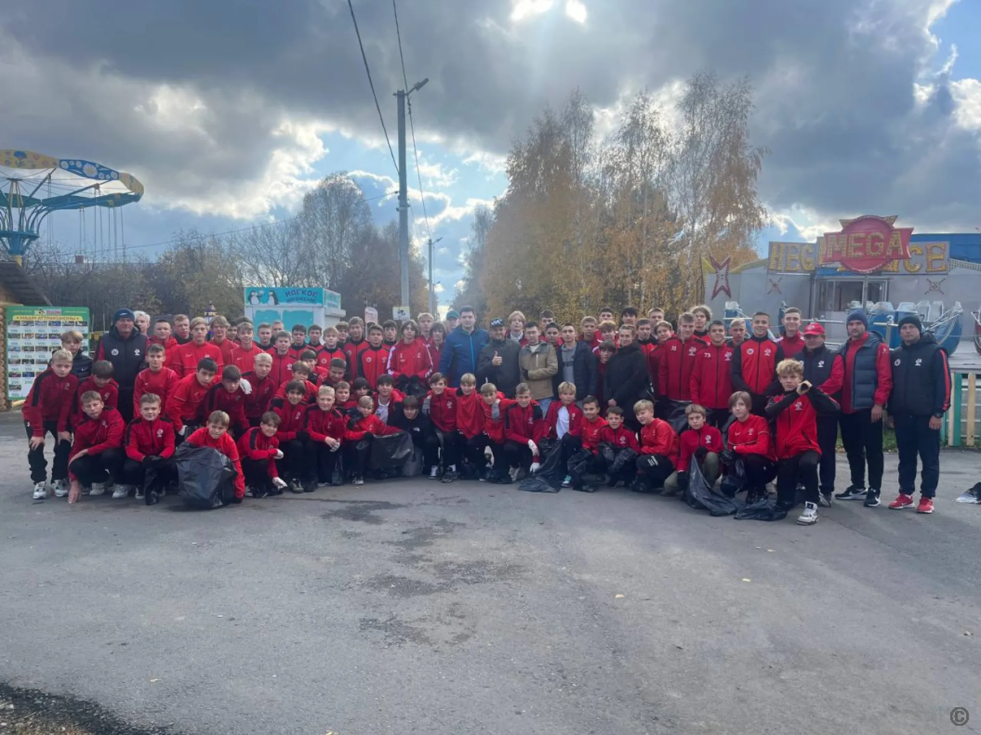 Субботник в бывшем парке им. Ленина прошёл в Барнауле
