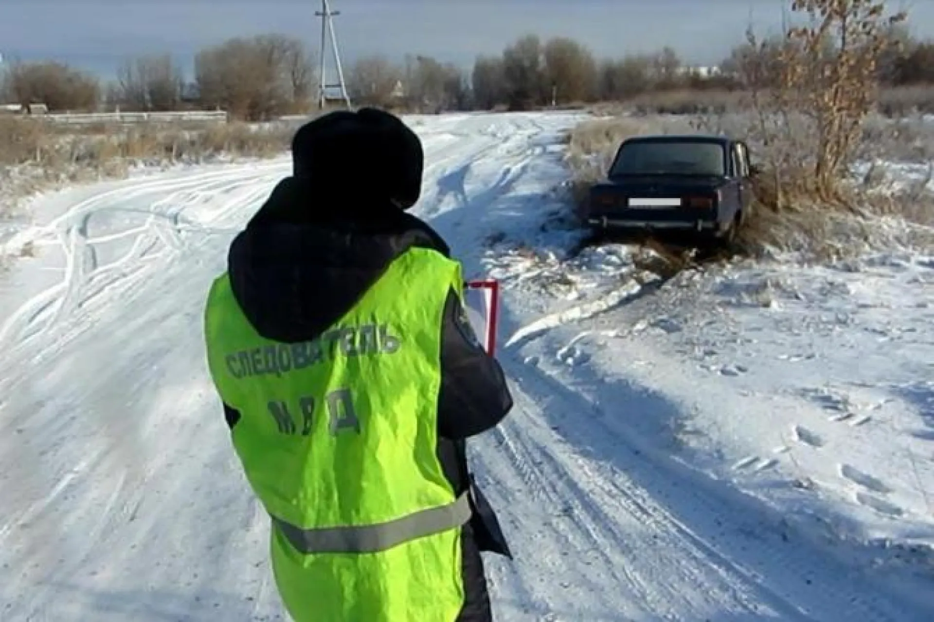 Молодой человек попытался угнать автомобиль, но застрял в снегу в Алтайском крае Молодой человек попытался угнать автомобиль, но застрял в снегу в Алтайском крае