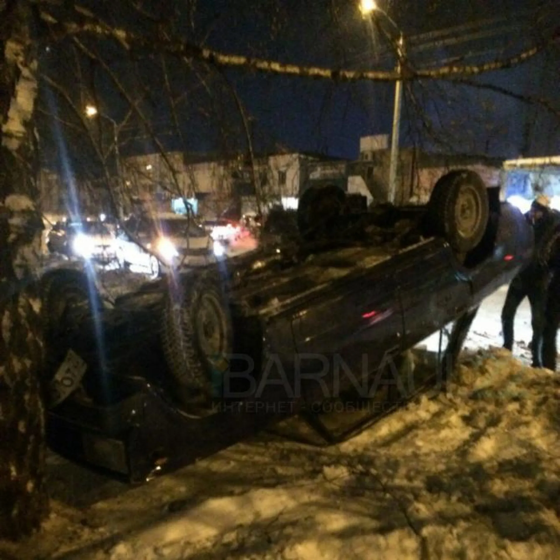 Перевернутый автомобиль нашли в барнаульском дворе Перевернутый автомобиль нашли в барнаульском дворе