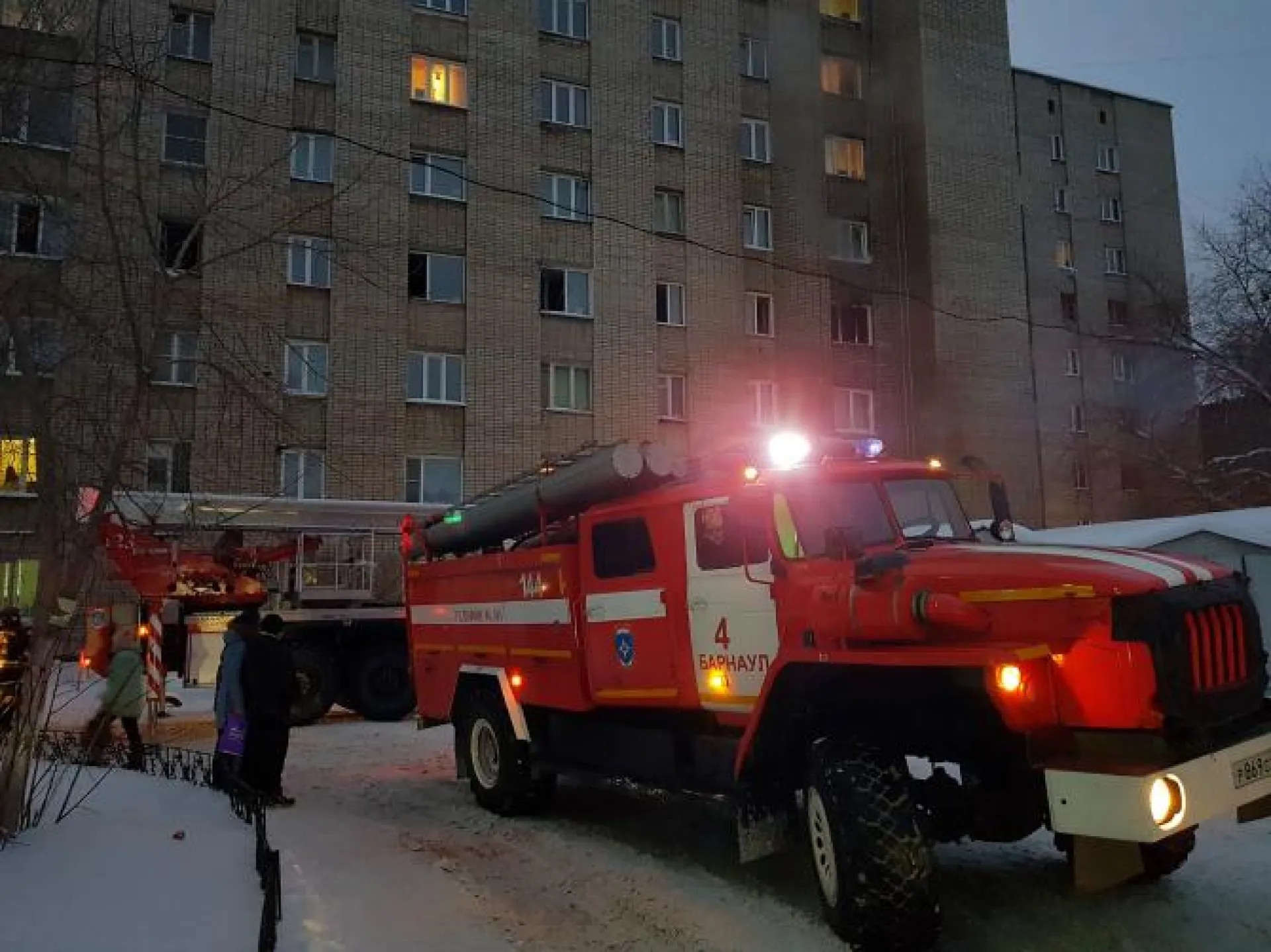 Загоревшуюся квартиру в кирпичной девятиэтажке тушили 26 пожарных