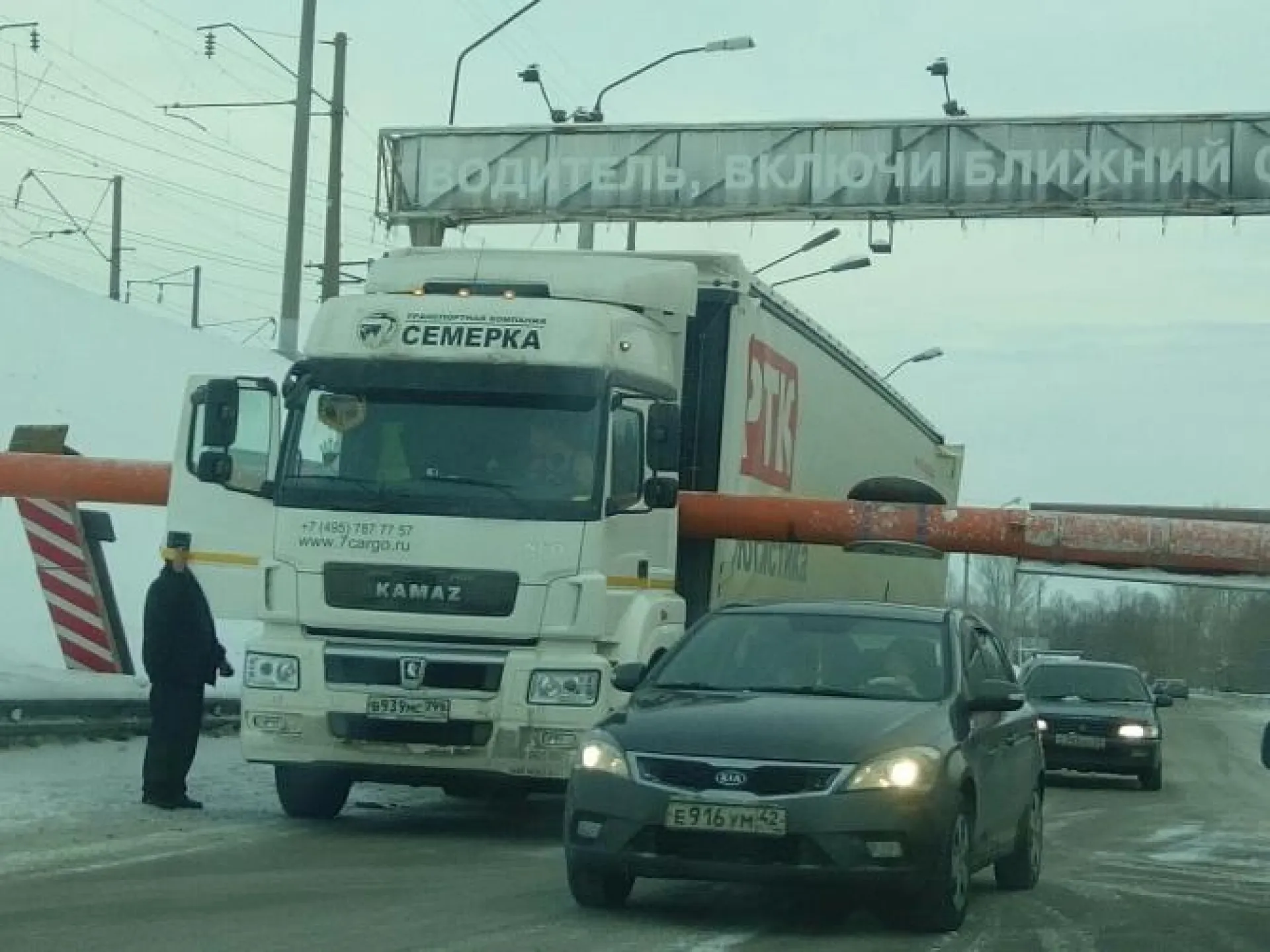 Фура сбила ограничитель высоты на старом мосту в Барнауле
