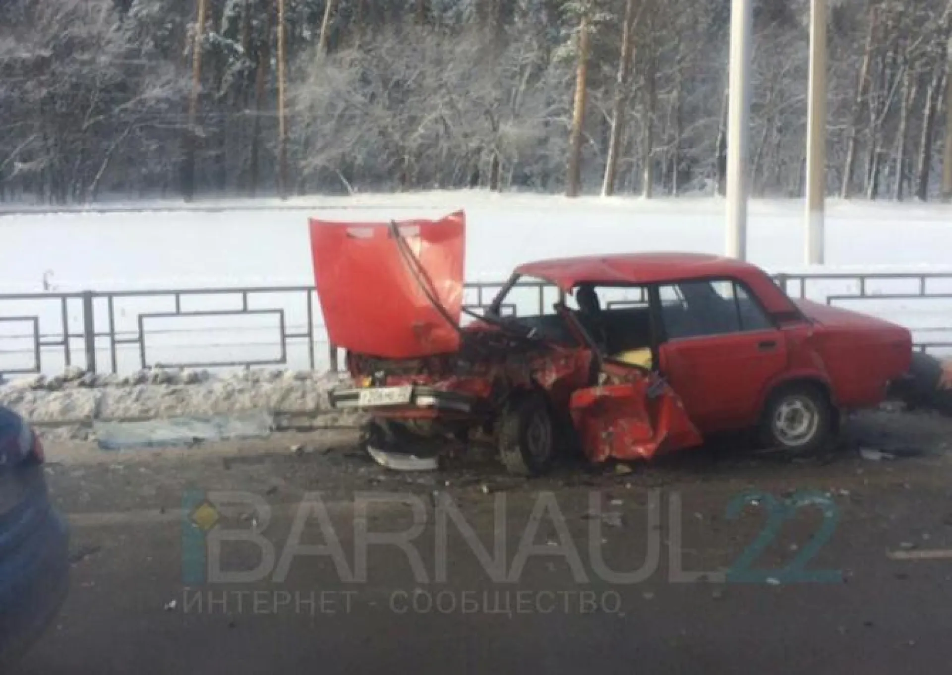 Автомобили разбились в лобовом столкновении в Барнауле